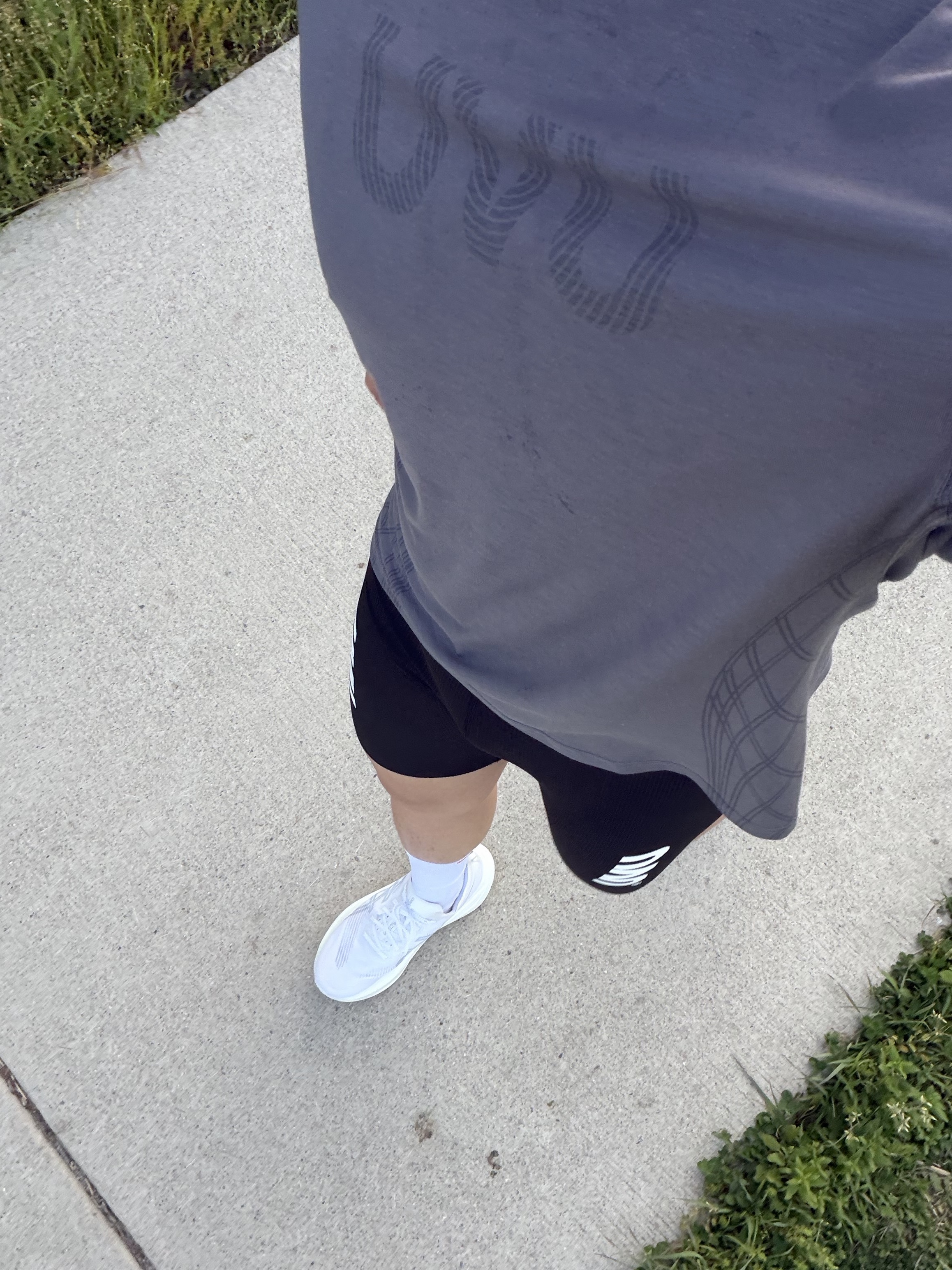 UVU S/S Running Top Grey, Asics Megablast White Piedmont Grey 착용 스타일 - 1