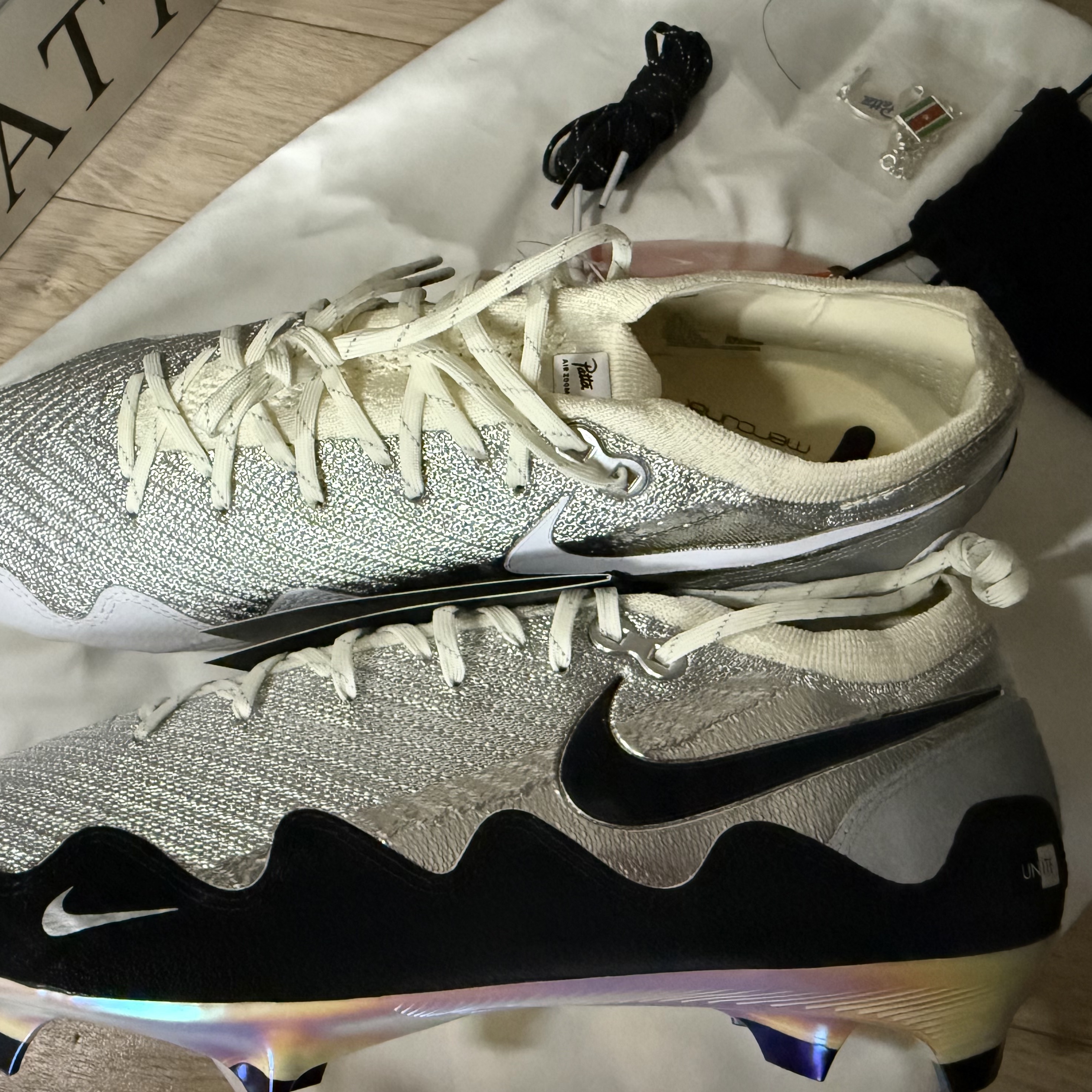 Nike x Patta Mercurial Zoom Vapor 16 Elite FG SE Unite Metallic Silver and Coconut Milk 착용 스타일 - 7