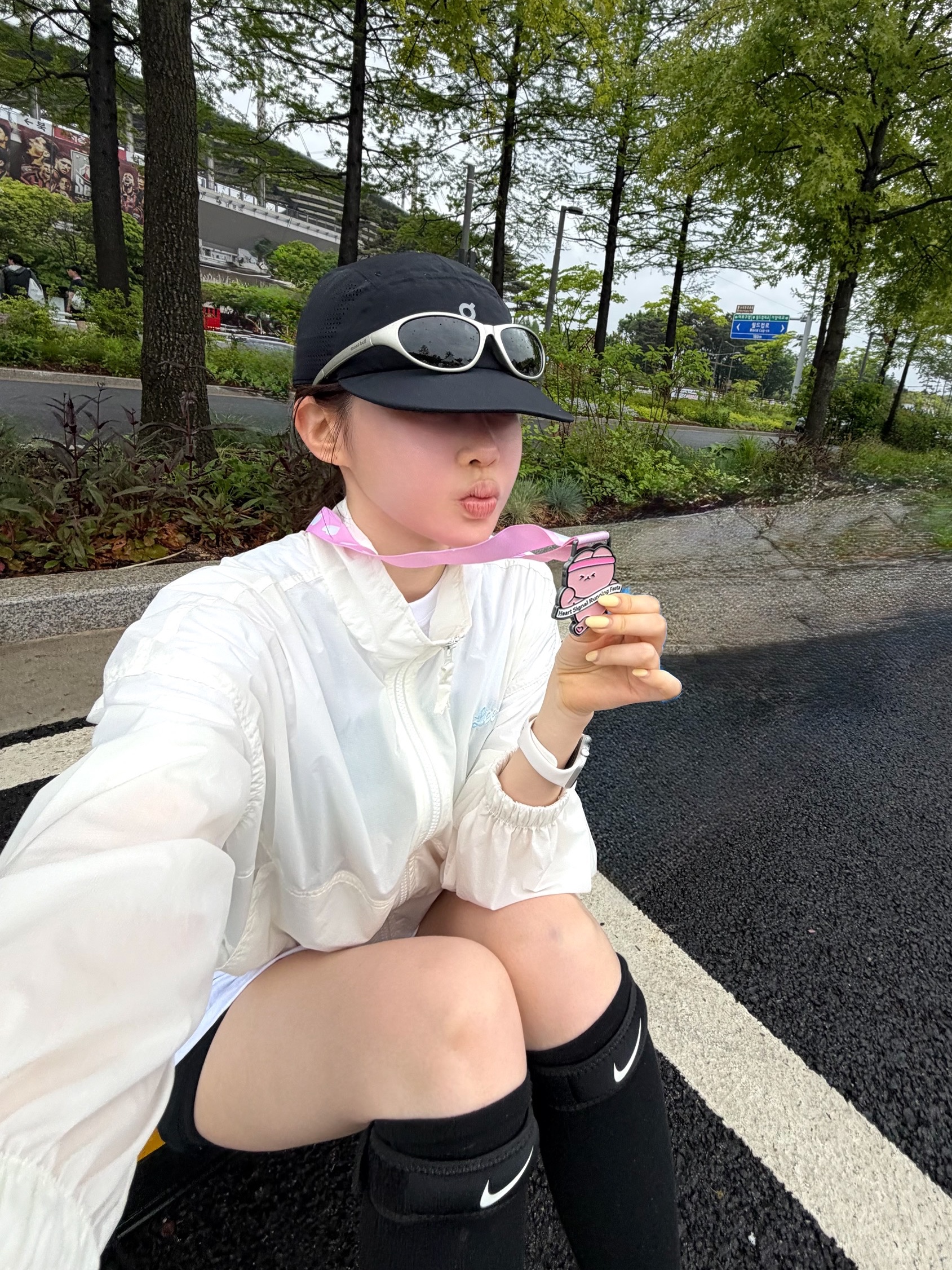On Running Performance Cap Black, Montbell Trekking Glasses Silver Metallic Light Grey 착용 스타일