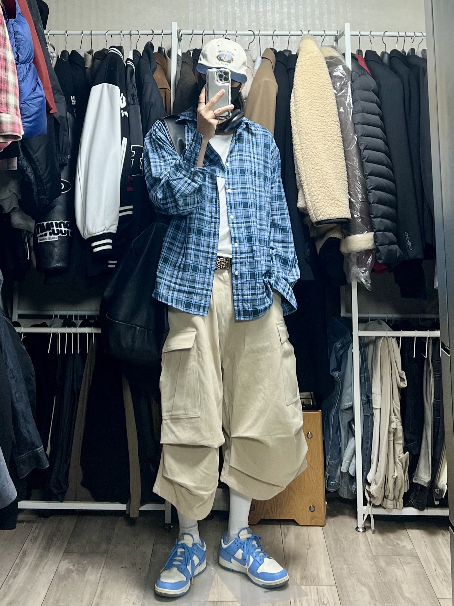 (W) Nike Dunk Low Coast, Nonnod Side Cargo Shorts Beige 착용 스타일