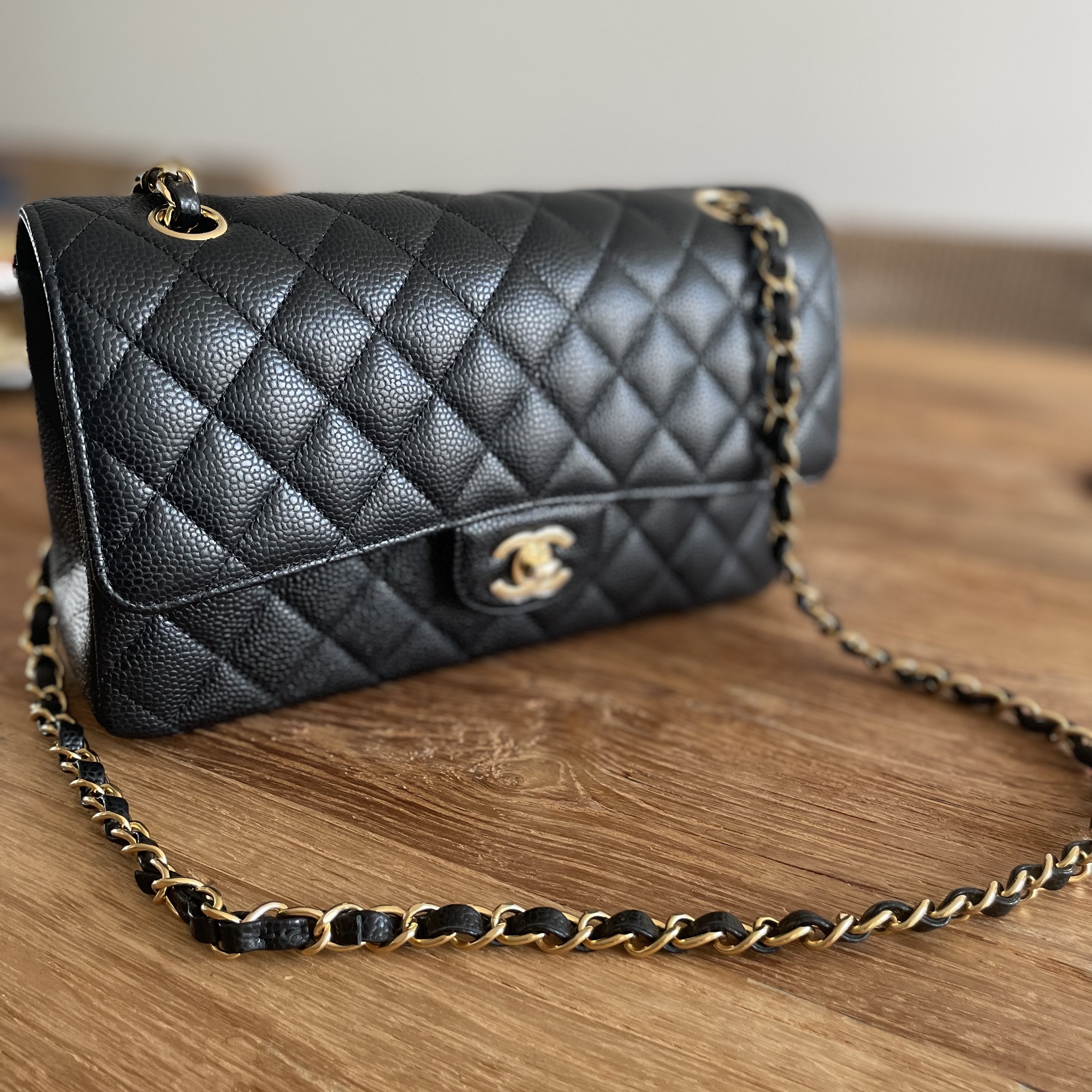 Chanel Medium Classic Handbag Grained Calfskin & Gold Black 착용 스타일