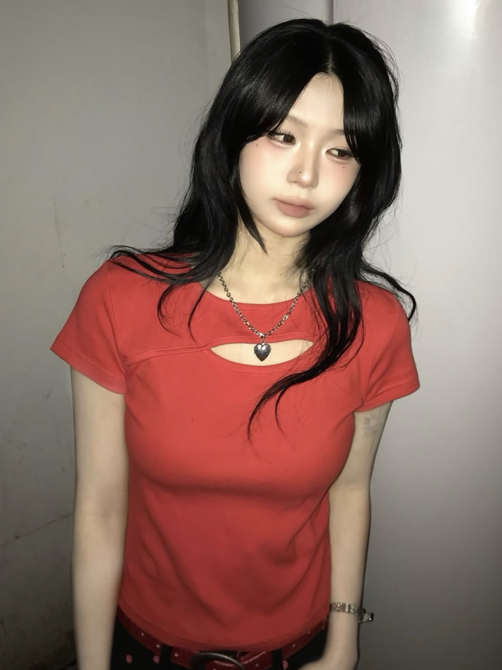 PHOS333 W Slim Fit Slit T-Shirt Red 착용 스타일 - 2