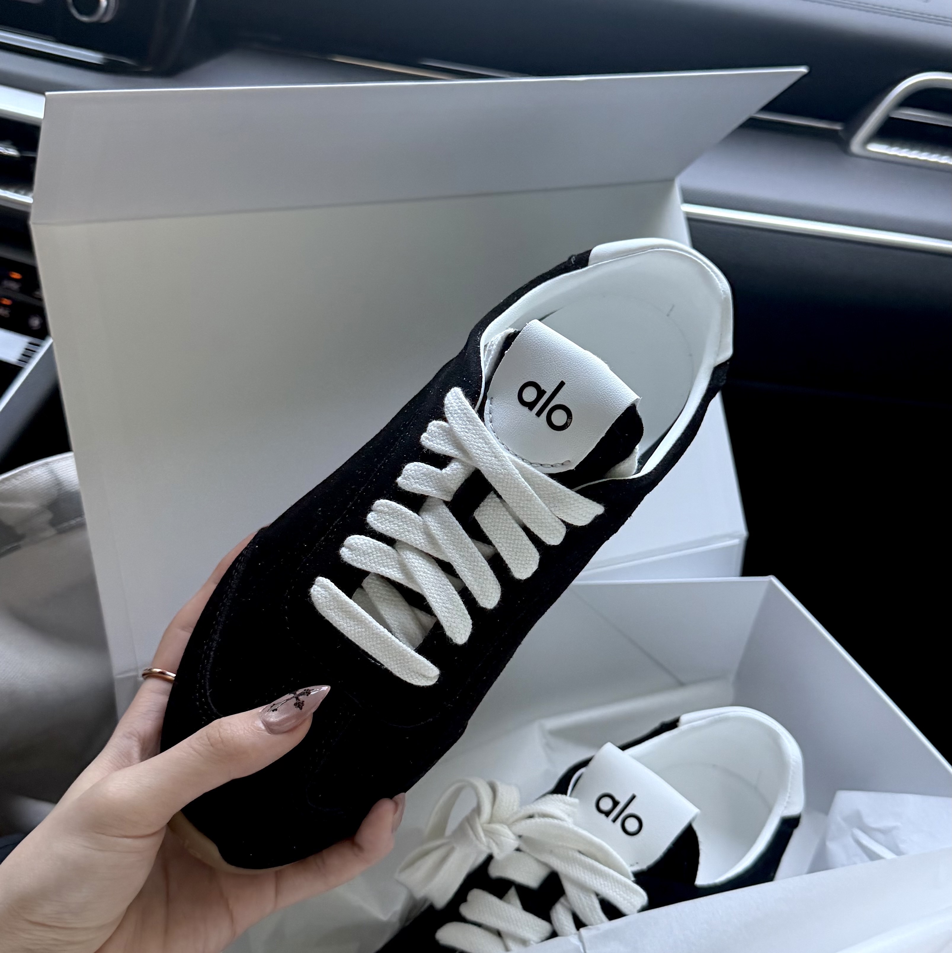 Alo Yoga Iconic Shopper Tote Bag Grey Tiedye, (W) Alo Yoga Sunset Sneaker Black 착용 스타일 - 3