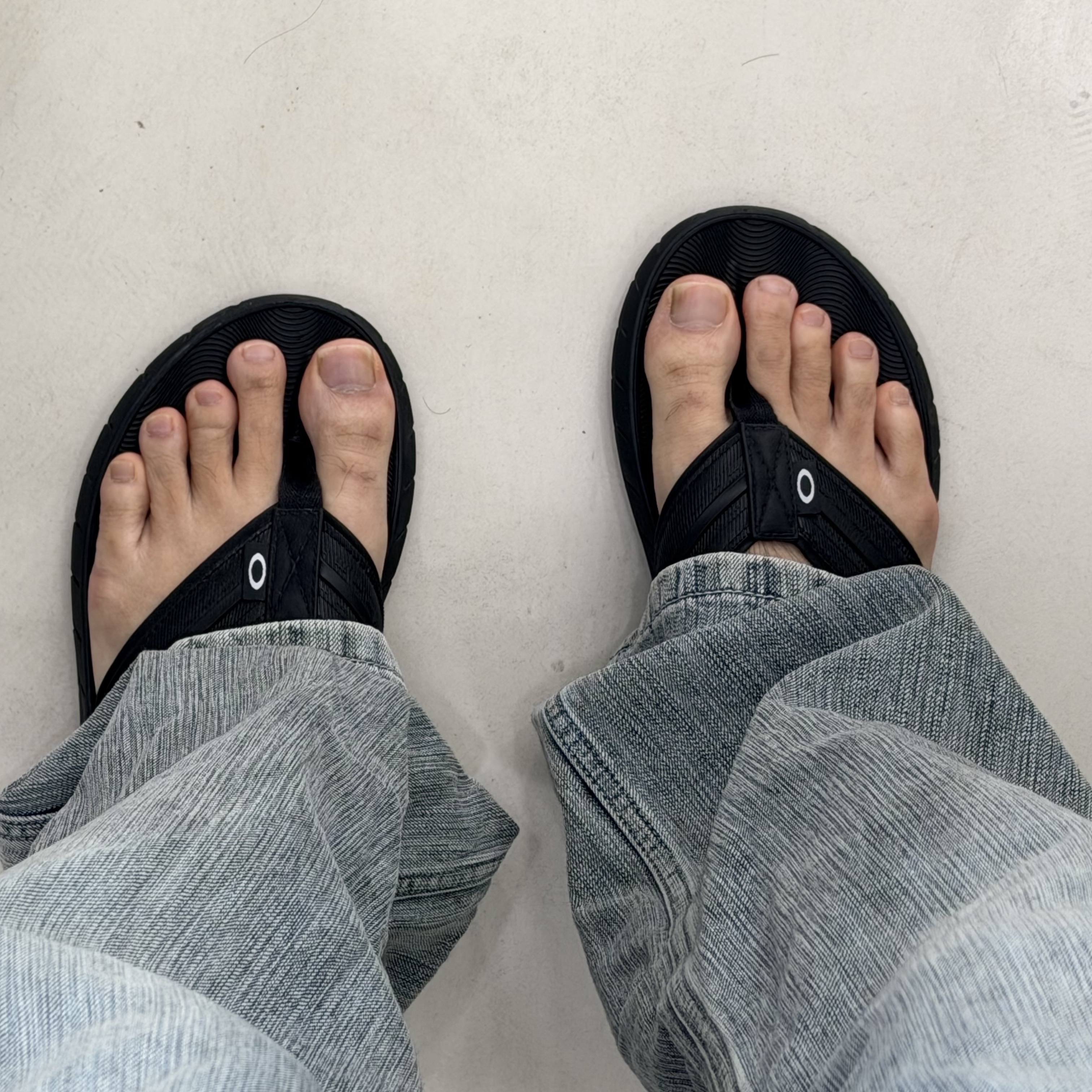 Oakley Pier Ellipse Flip Flop Blackout 착용 스타일
