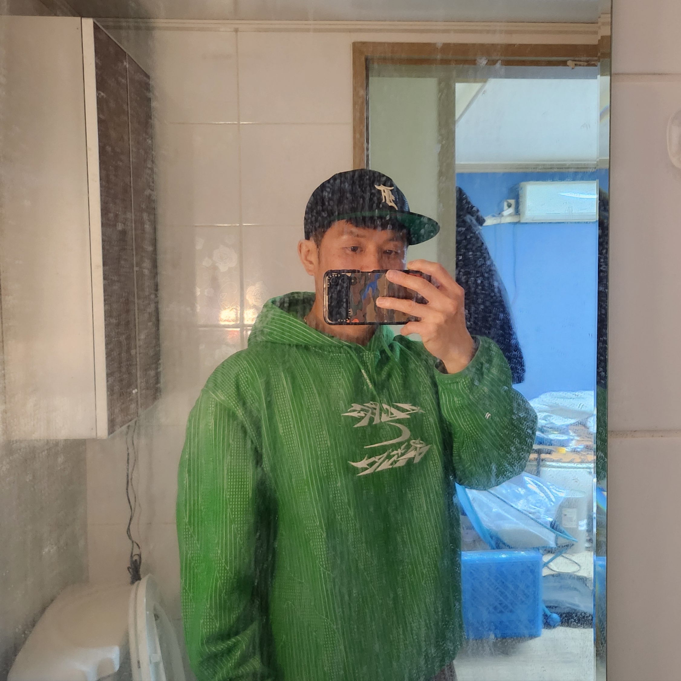 Nike x Off-White Engineered Hoodie Kelly Green - Asia, Essentials x New Era 59FIFTY Mesh Cap Navy 착용 스타일 - 2