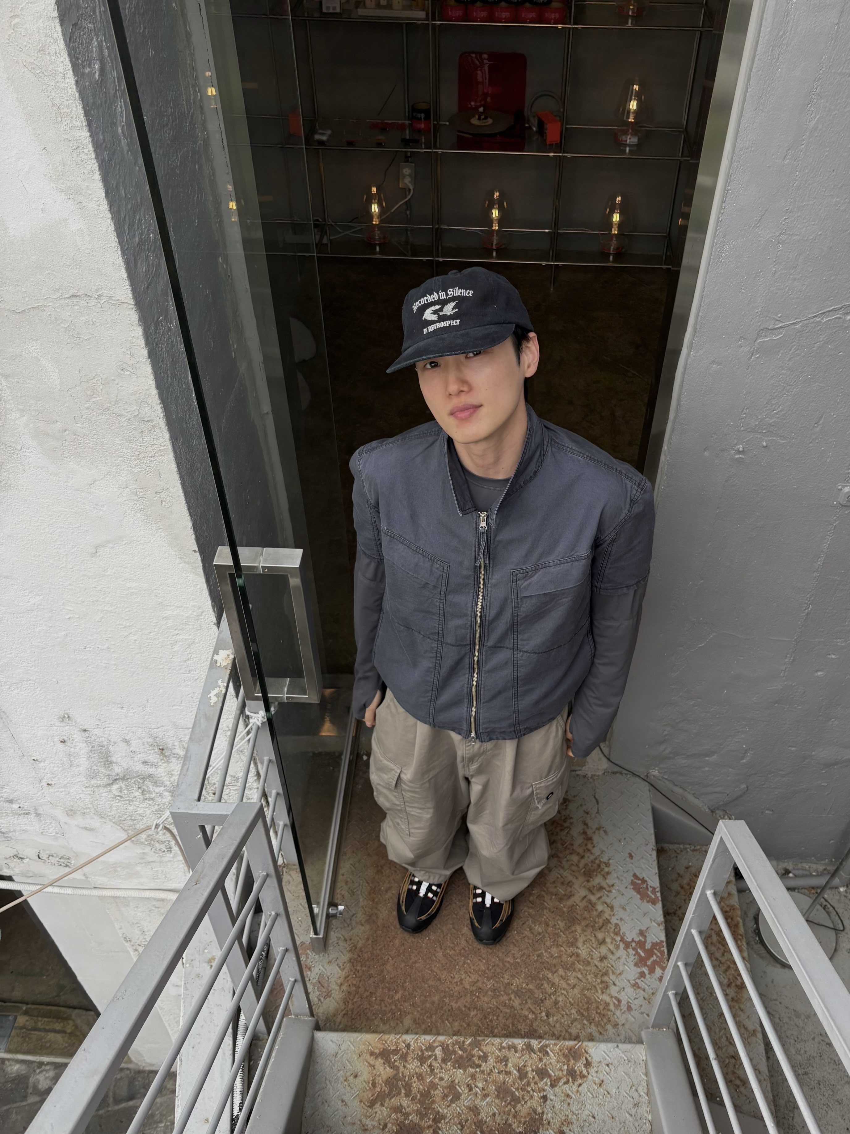 CHOWOO Vintage Washed Flap Pockets Work Shacket  Washed Charcoal, CHOWOO Washed Crows Cap Washed Black 착용 스타일 - 2