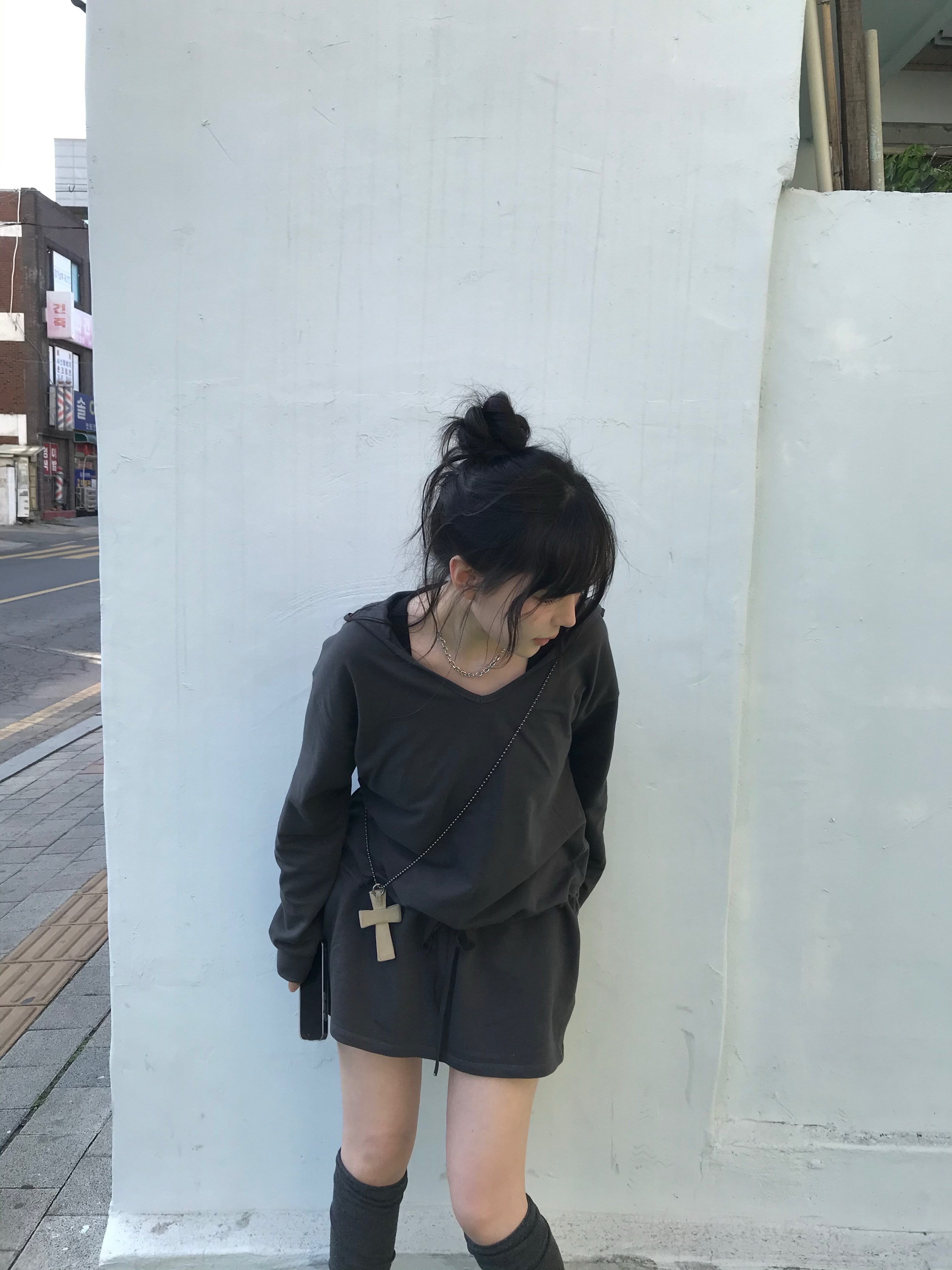 Sculptor Cross Hair On Strap Wallet White 착용 스타일 - 6