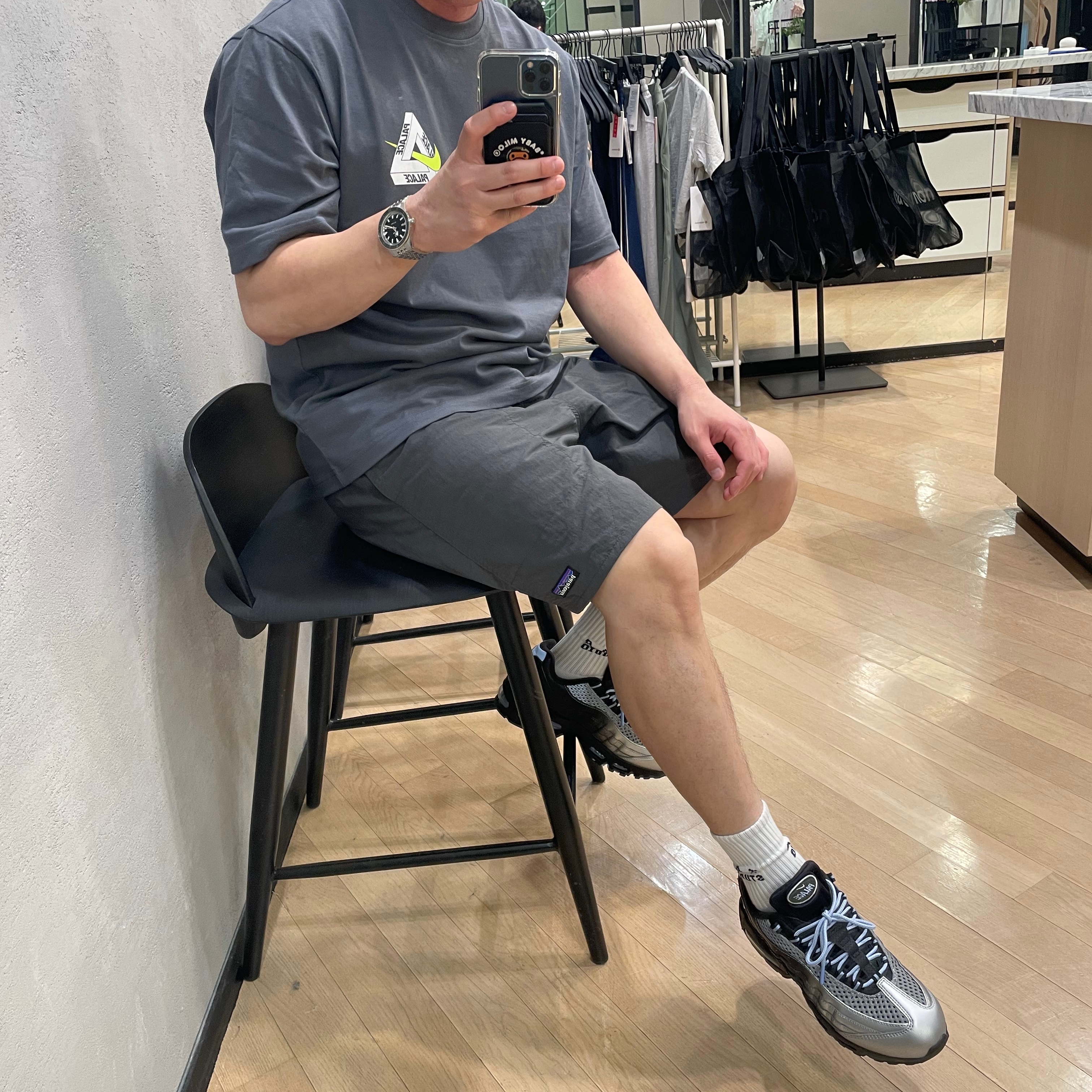 Nike x Palace Air Max 95 Metallic Silver Aluminum, Palace x Nike Tri Swoosh T-Shirt Charcoal - 25FW 착용 스타일 - 1