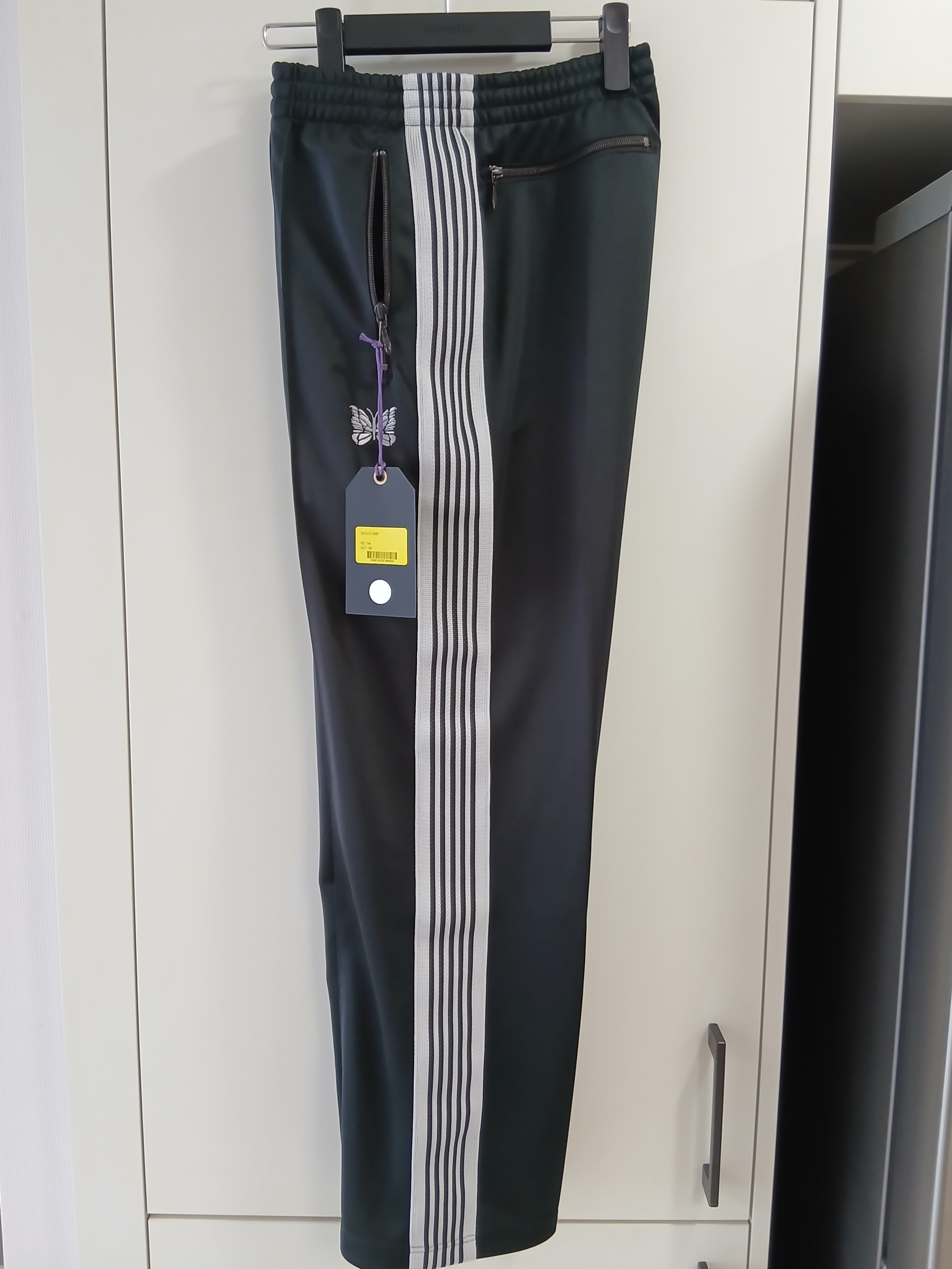 Needles Track Pant Poly Smooth Charcoal 착용 스타일 - 6