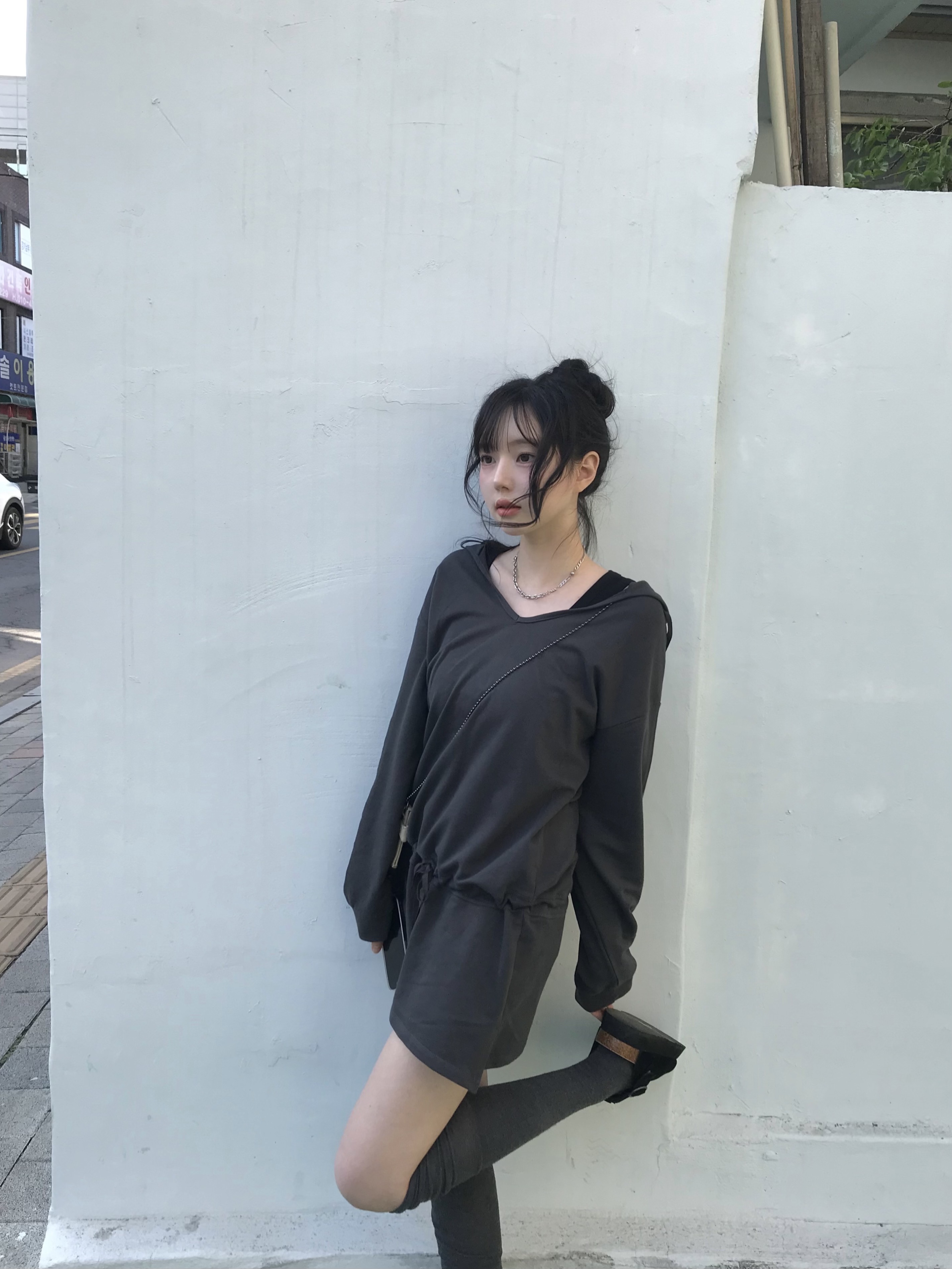 Sculptor Cross Hair On Strap Wallet White 착용 스타일 - 3