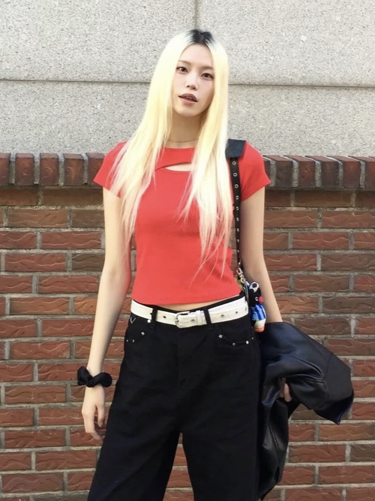 PHOS333 W Slim Fit Slit T-Shirt Red 착용 스타일 - 1
