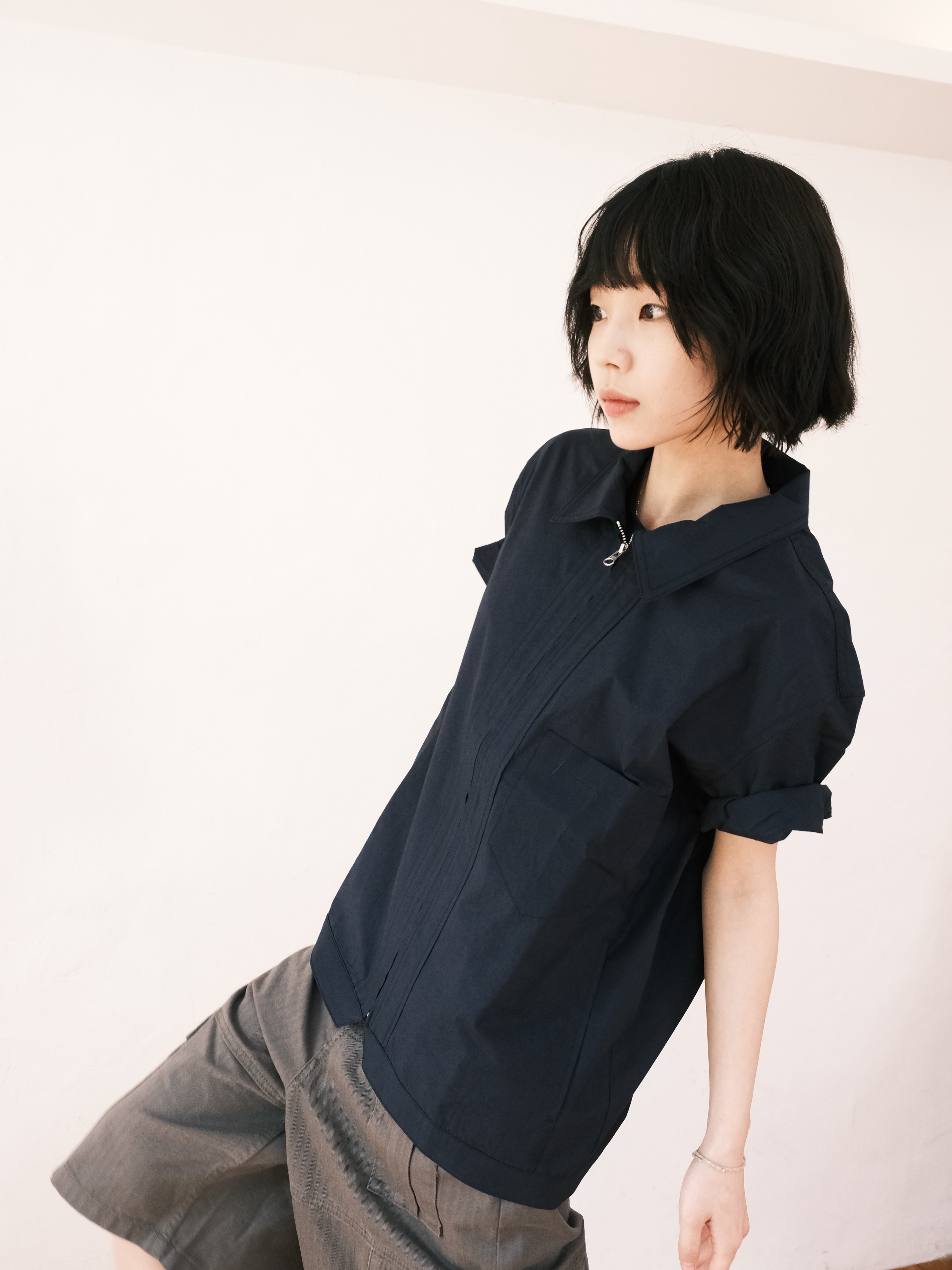 CHOWOO Paneled Cargo Pockets Herringbone Twill Shorts Washed Khaki, CHOWOO Field Panel Paper Half Shacket Navy 착용 스타일 - 3