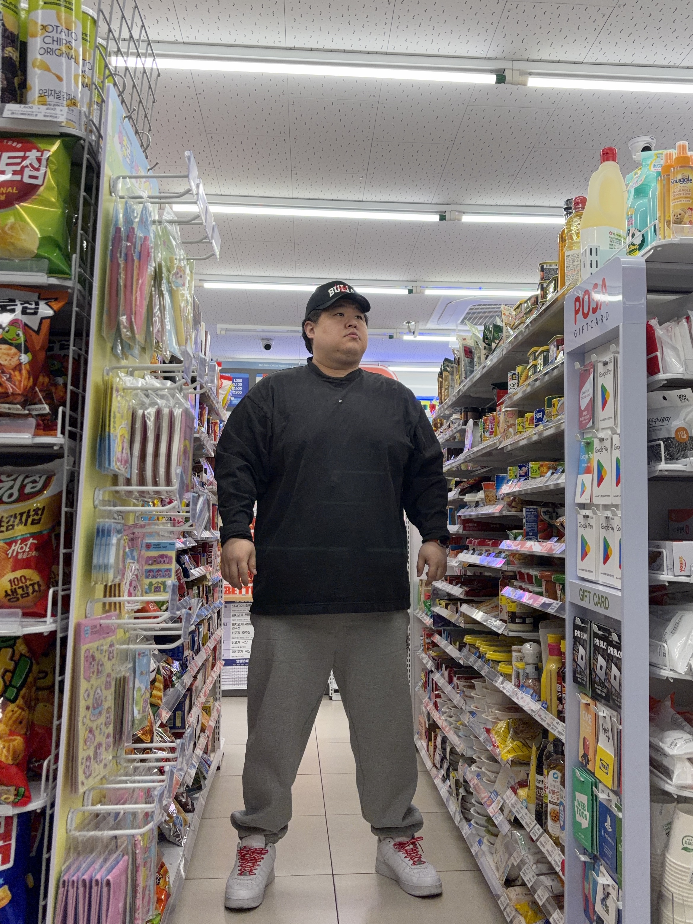 Nike x Stussy NRG Fleece Pants Dark Grey Heather (DO9340-063), Yeezy Gap Engineered By Balenciaga Logo Long Sleeve T-Shirt Black 착용 스타일