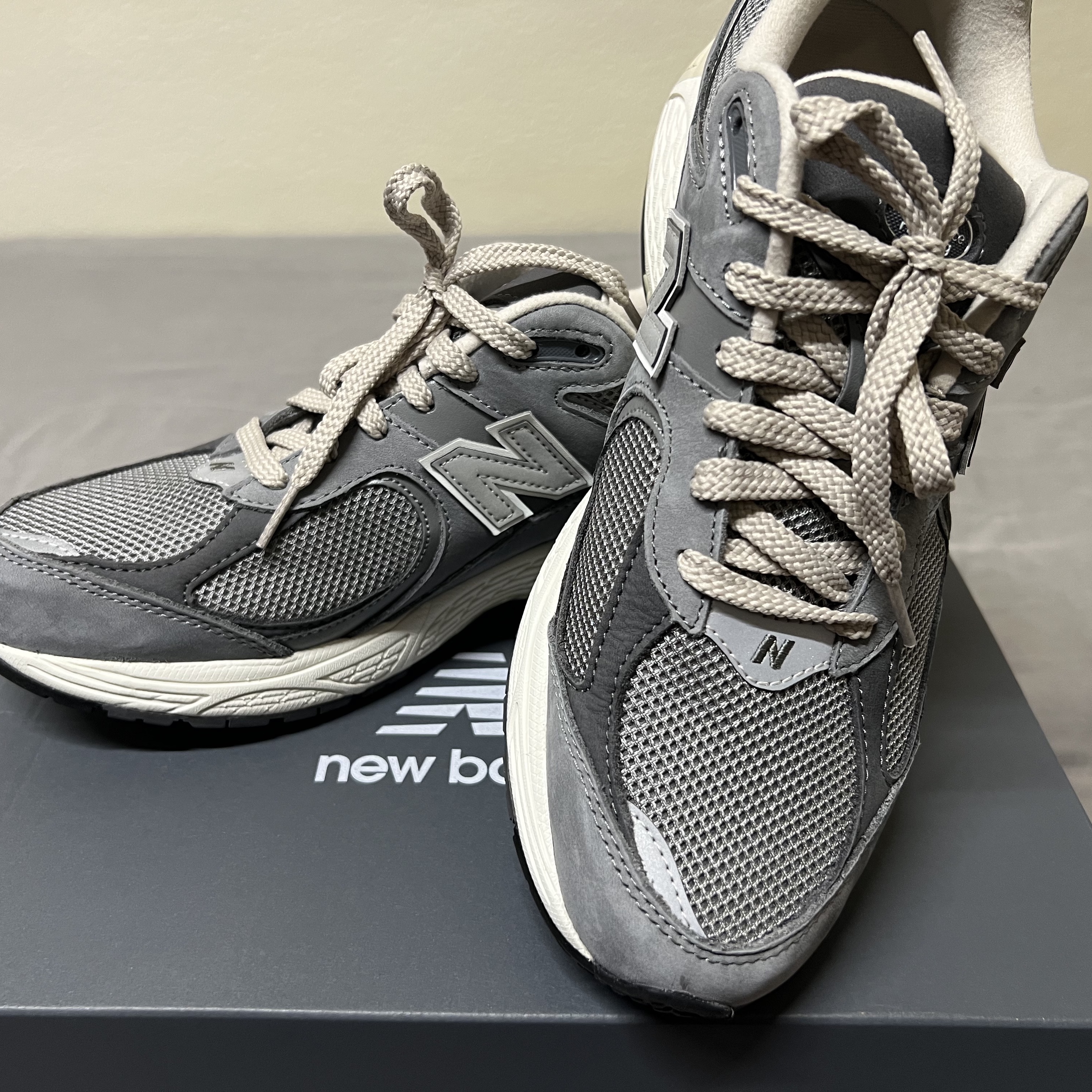New Balance 2002R Premium Vintage Grey 착용 스타일