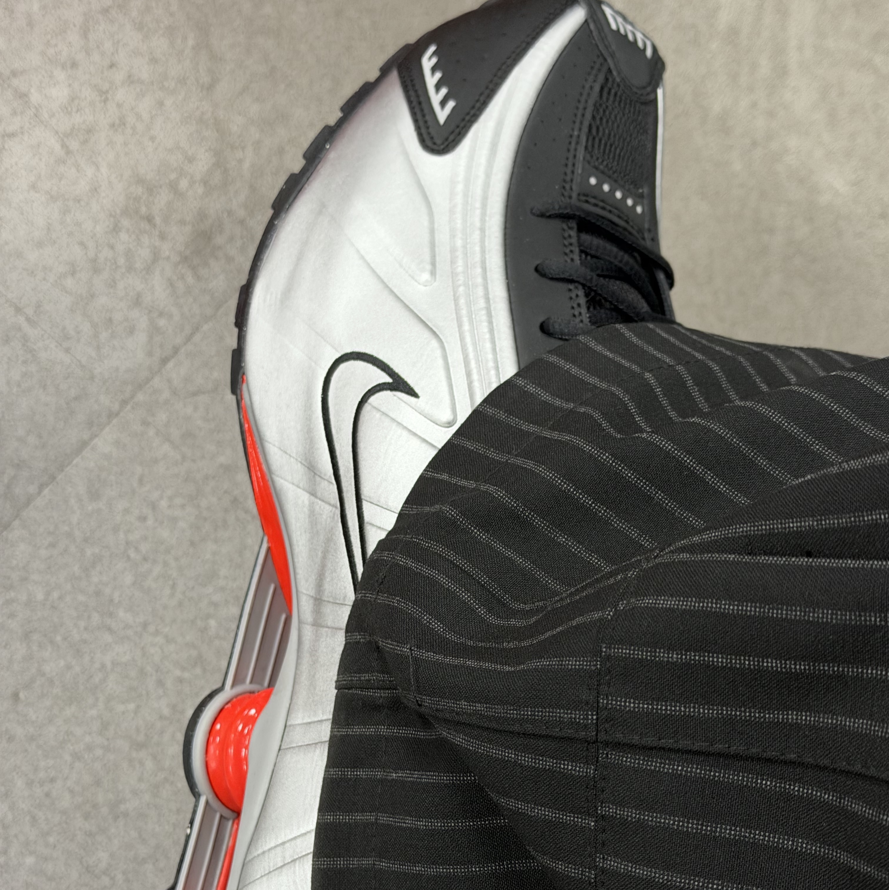 Nike Shox R4 Black and Metallic Silver 착용 스타일