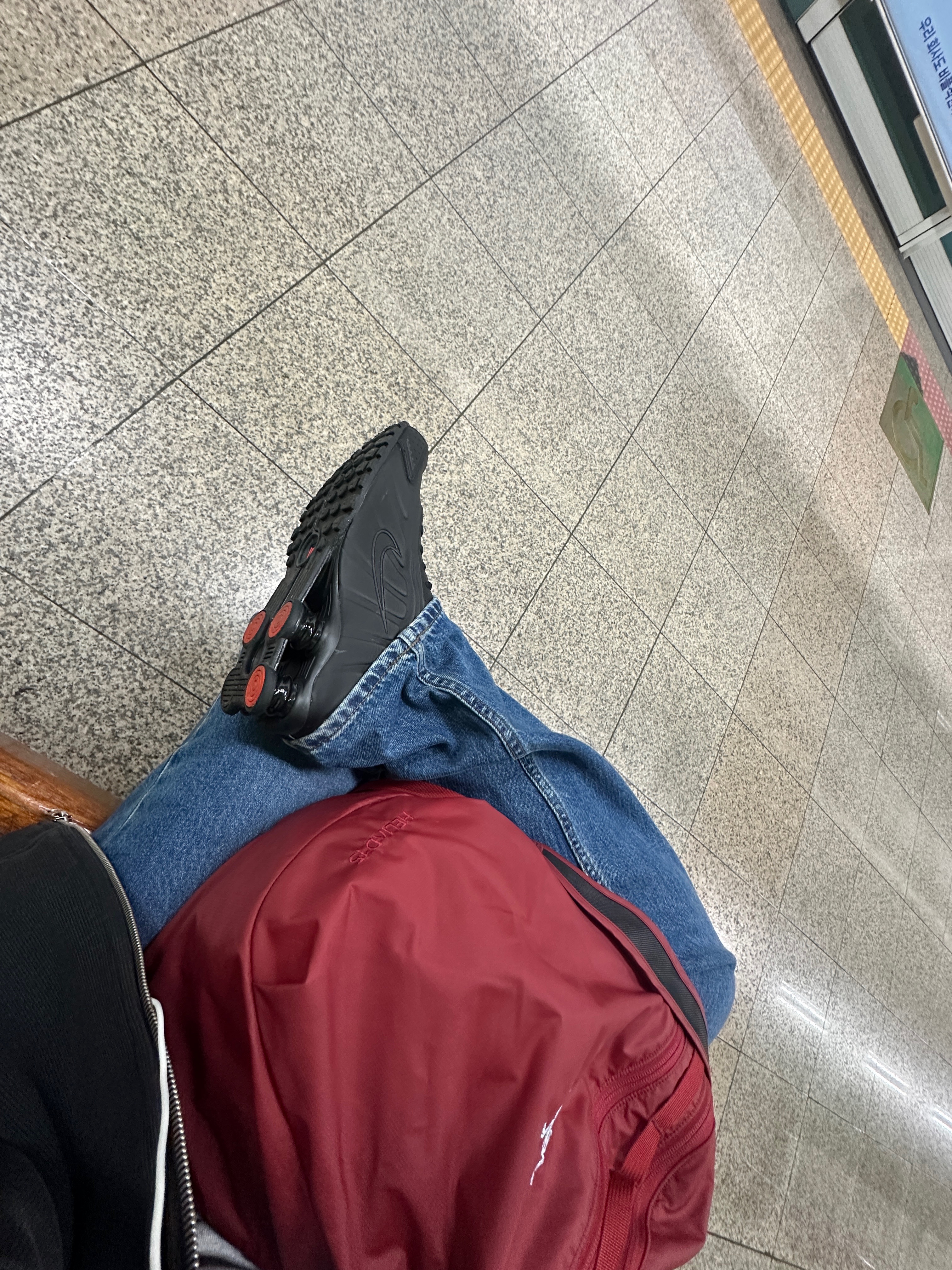 (W) Nike Shox R4 Black, Arc'teryx Heliad 15 Backpack Bordeaux 착용 스타일 - 1