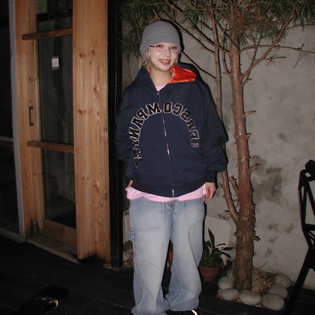 ersco Arch Logo Track Jacket Navy 착용 스타일 - 2