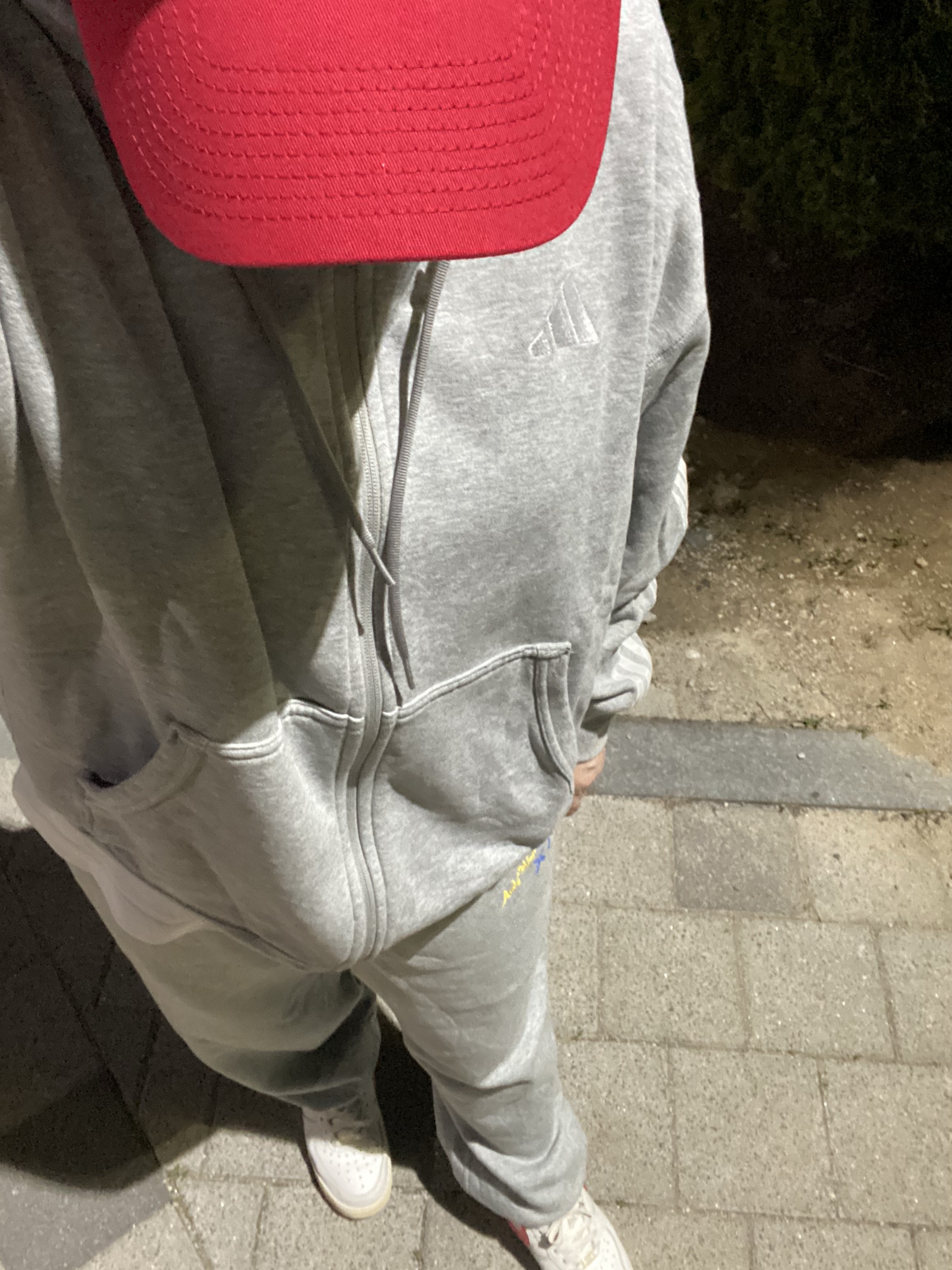 Adidas Essential+ Loose Fit 3S French Terry Full-Zip Hoodie Medium Grey Heather - KR Sizing, Uniqlo UT x Kaws x Warhol Sweatpants Heather Gray 착용 스타일 - 1