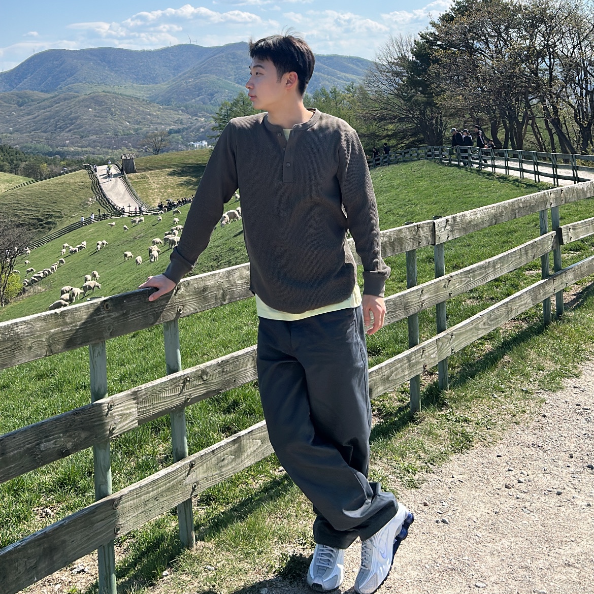 Nike Shox R4 White Metallic Silver Deep Royal Blue White, Uniqlo Waffle Henley Neck Long Sleeve T-Shirt Dark Green - KR 착용 스타일 - 4