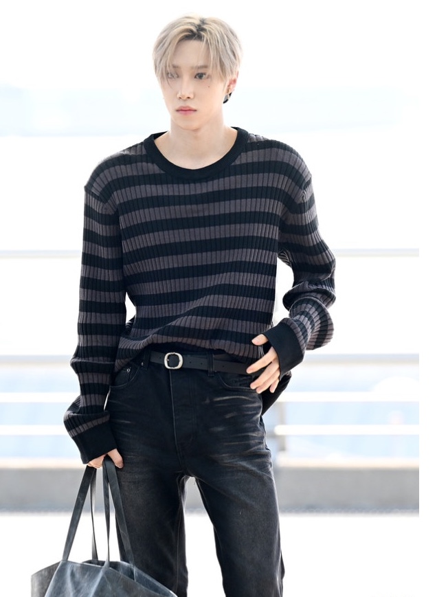 Undermycar Mu.114 Original Logo Washed Slim Flare Jeans Washed Blue, Undermycar Mu.114 Original Logo Washed Slim Flare Jeans Washed Black 착용 스타일 - 1