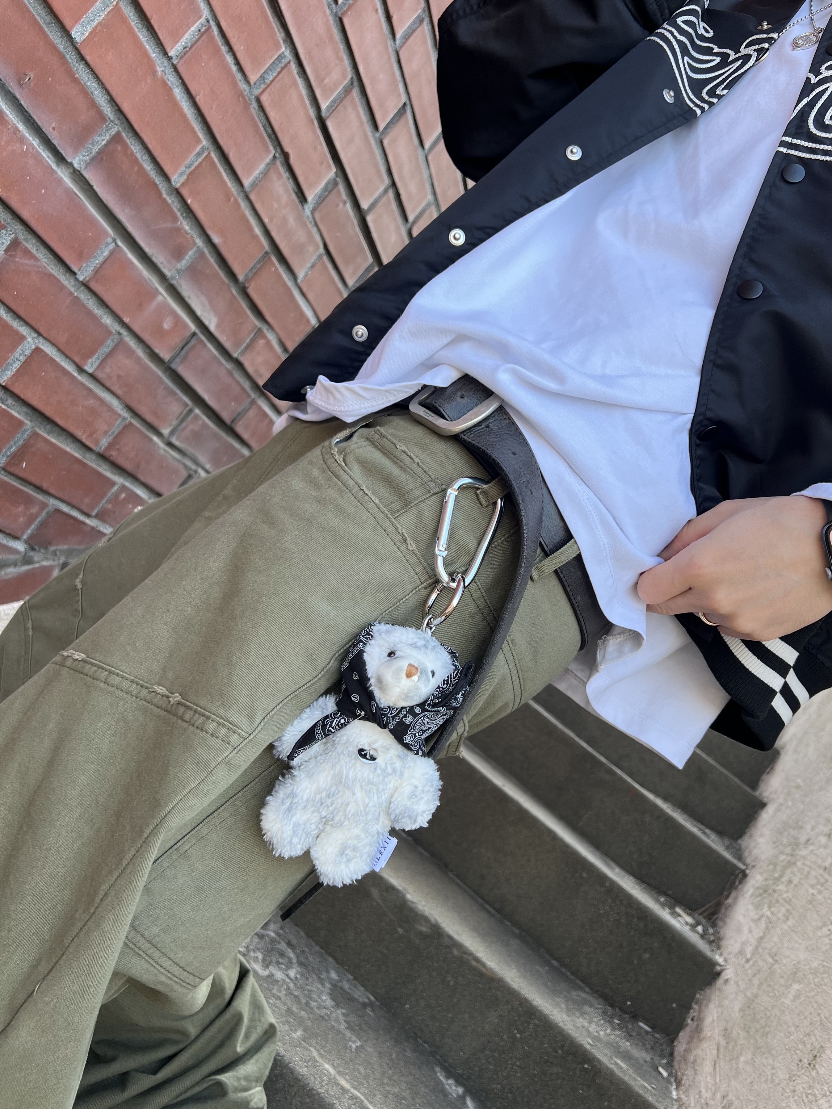 ALEXII Bandana Bear, Undermycar MU.128 Original Logo Cracked Leather Belt Silver / Black 착용 스타일 - 2