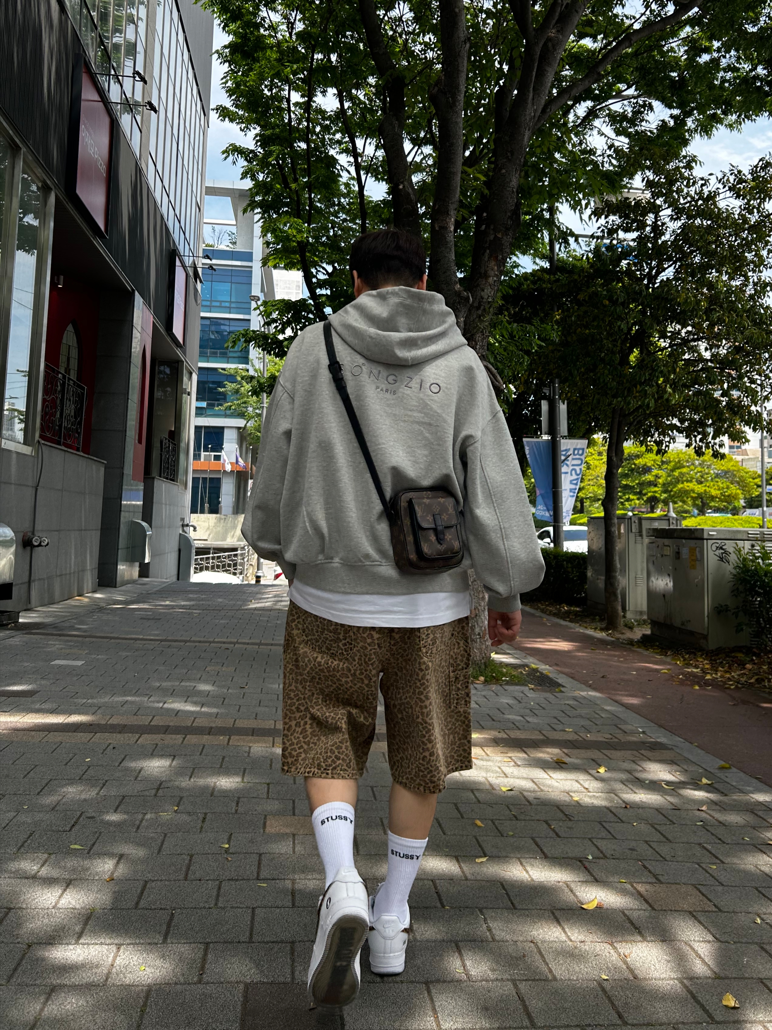 Louis Vuitton Christopher Wearable Wallet Monogram, Stussy Denim Work Shorts Leopard 착용 스타일