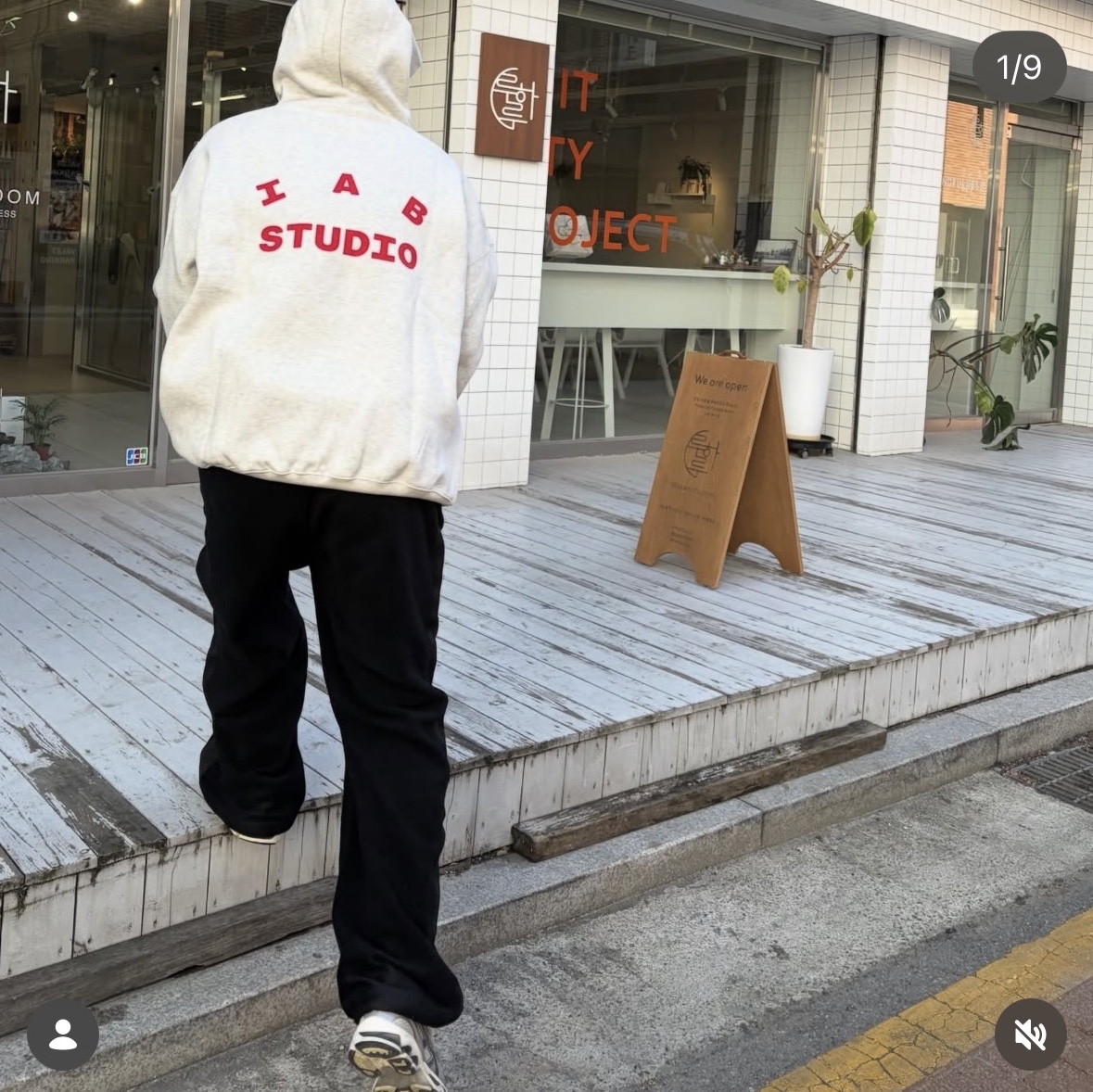 Kia Tigers x IAB Studio V12 Hoodie Ivory 착용 스타일