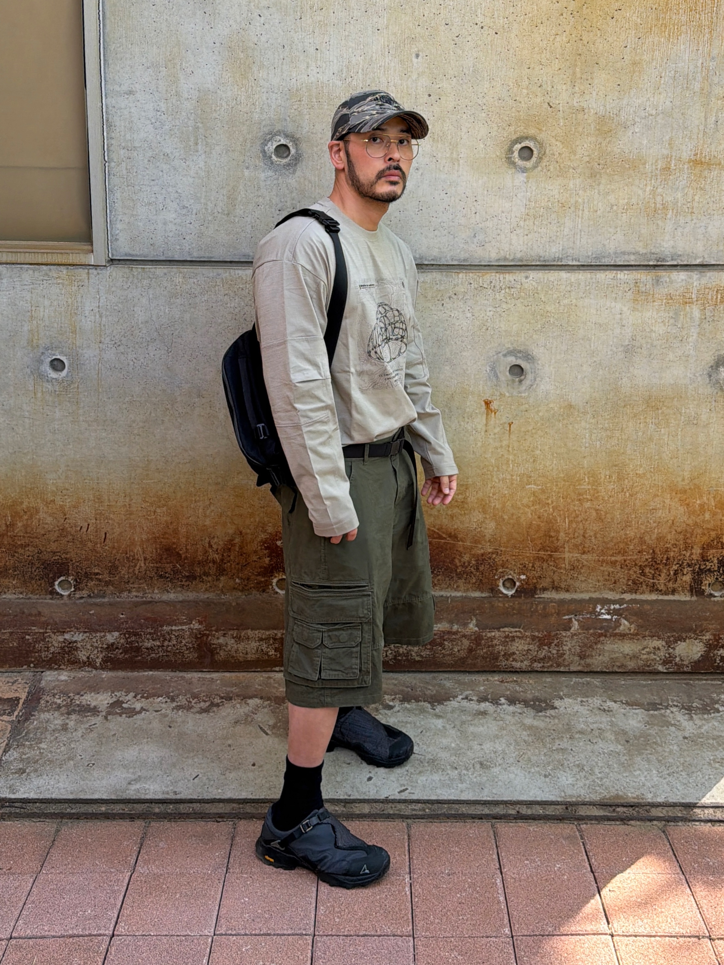 NOMANUAL Washed Cargo Shorts Olive, OFFGRID Shield Graphic Sorona Panel Long T-Shirt Beige 착용 스타일 - 3