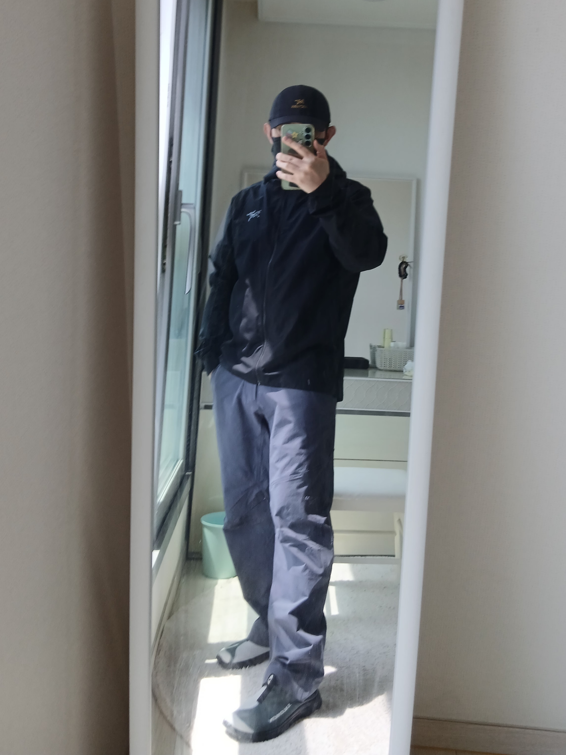 Arc'teryx Bird Word Cap 24K Black, Arc'teryx Beta SL Jacket Black 착용 스타일 - 3