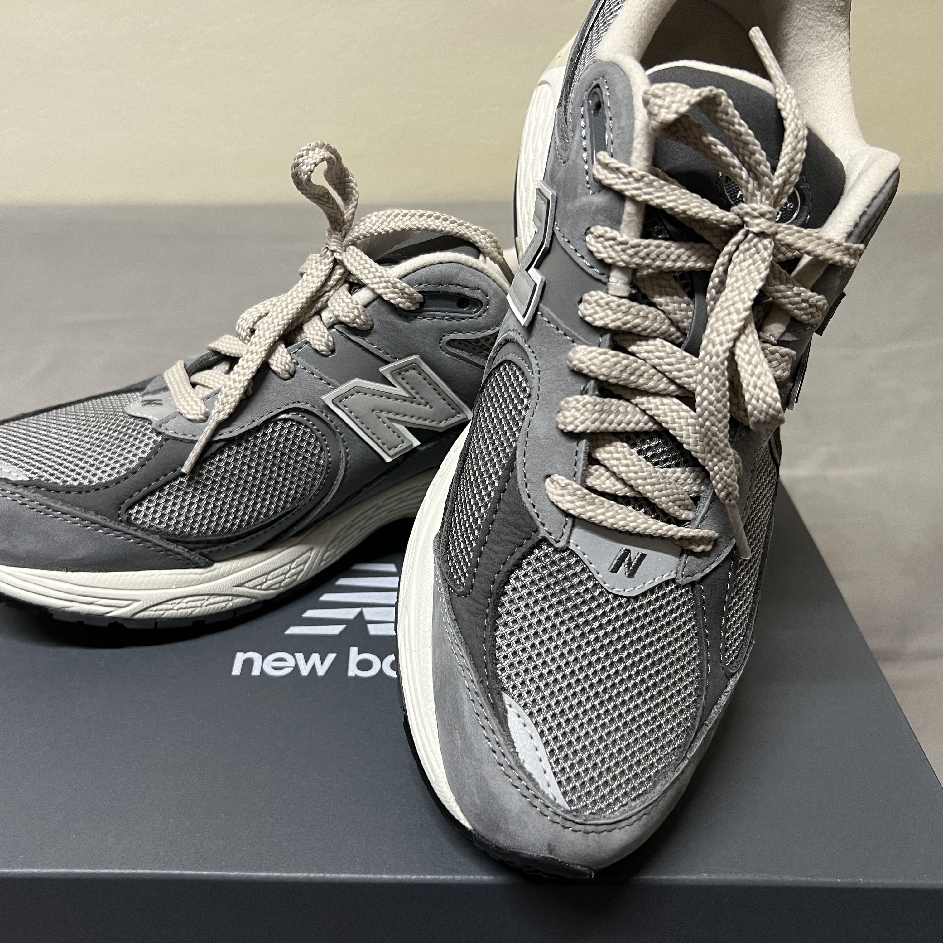 New Balance 2002R Premium Vintage Grey 착용 스타일