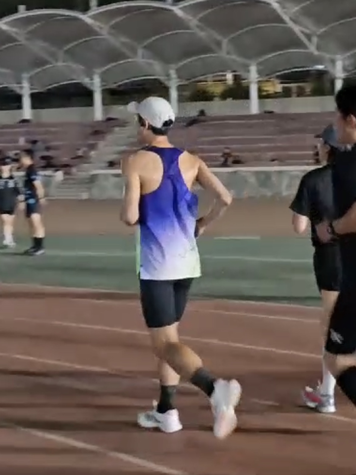 Asics Metaspeed Singlet Cobalt Burst, New Balance Sleek Pocket 9 Inch Half Tights Black 착용 스타일 - 1