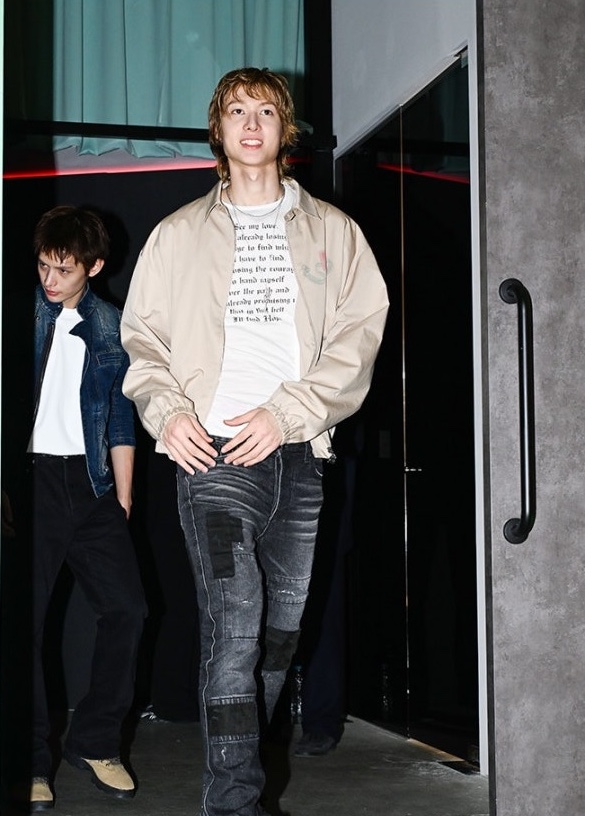 Undermycar Notre Dame Patched Grunge Slim Jeans Washed Black 착용 스타일 - 3
