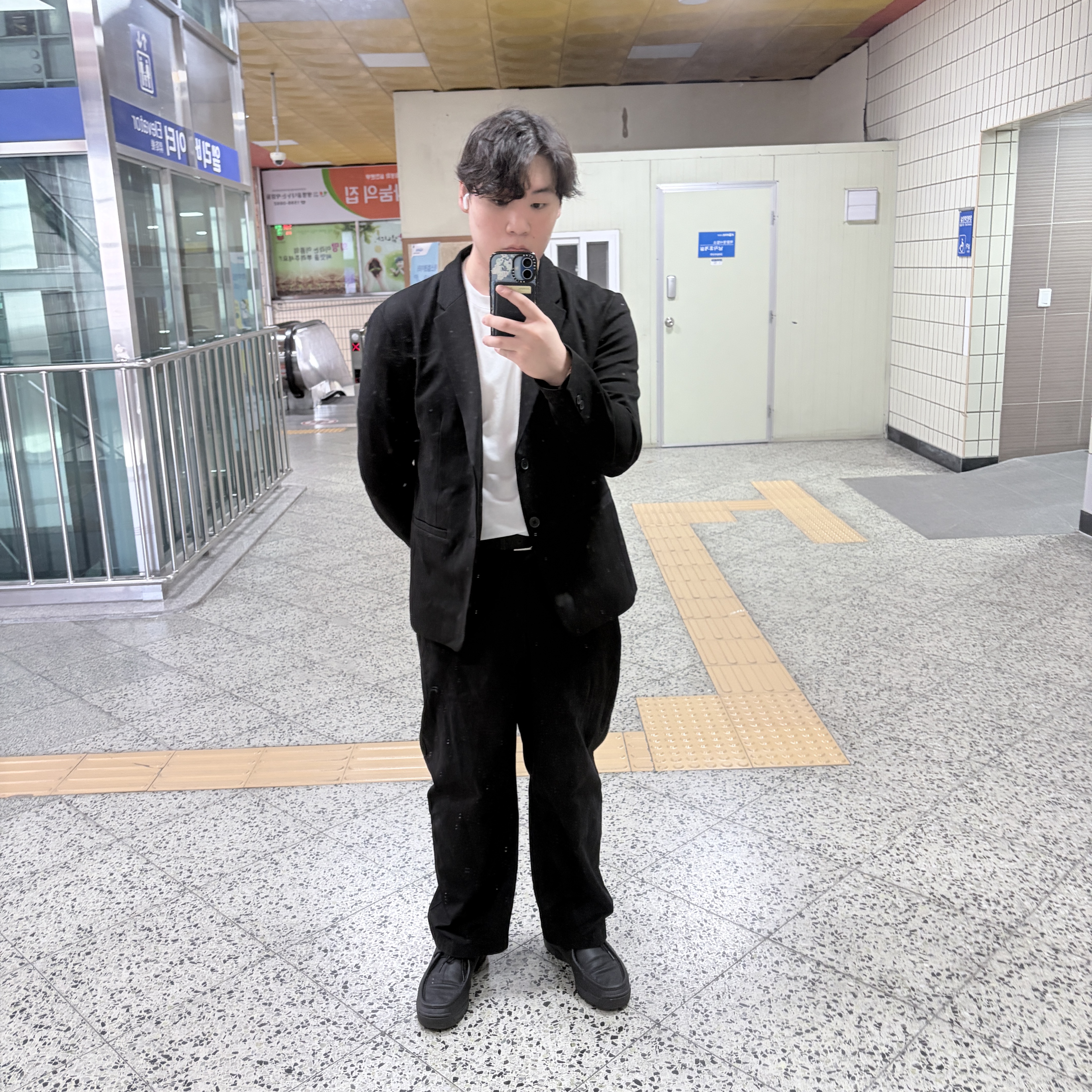 Uniqlo U Wide FIt Chino Pants Black, Uniqlo U Airism Cotton Oversized Crewneck T-Shirt White - JP 착용 스타일