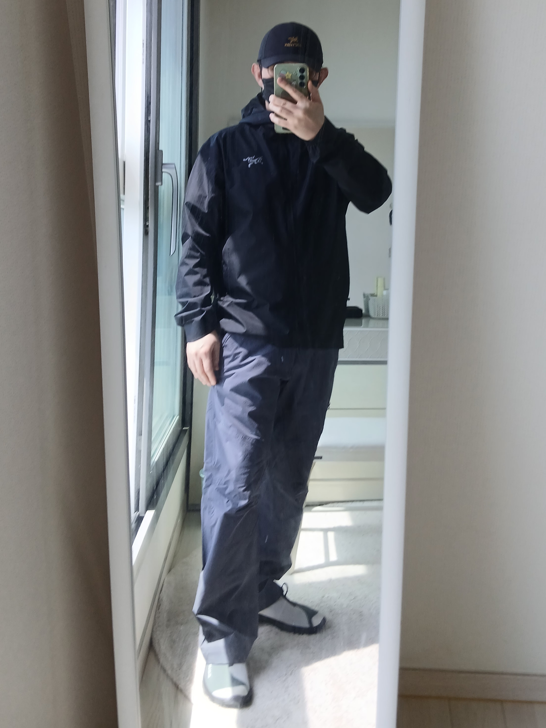 Arc'teryx Bird Word Cap 24K Black, Arc'teryx Beta SL Jacket Black 착용 스타일 - 2