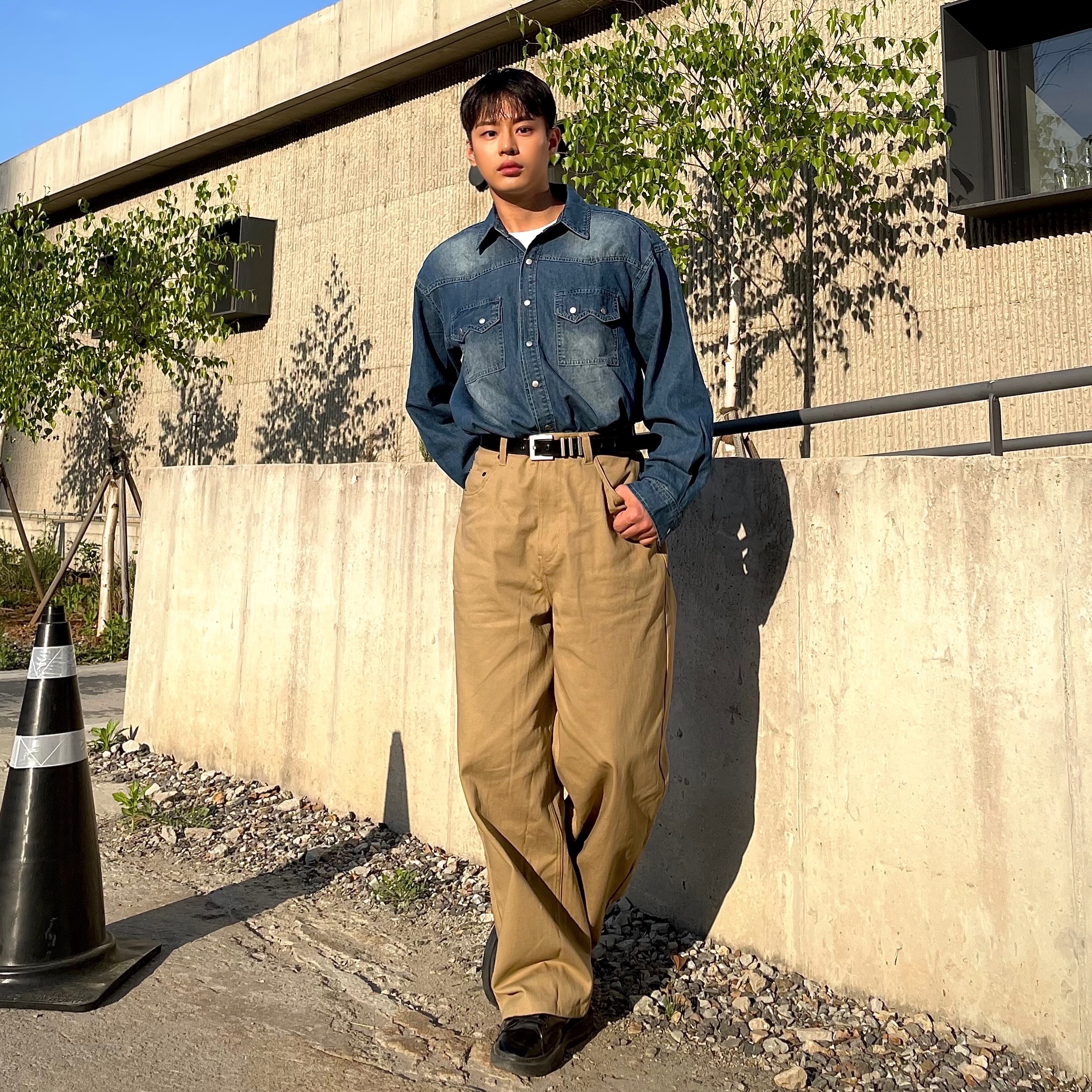 Millo Archive Poid Chino Pants Beige, HEYSTE W Pocket Western Shirt Dark indigo 착용 스타일 - 1