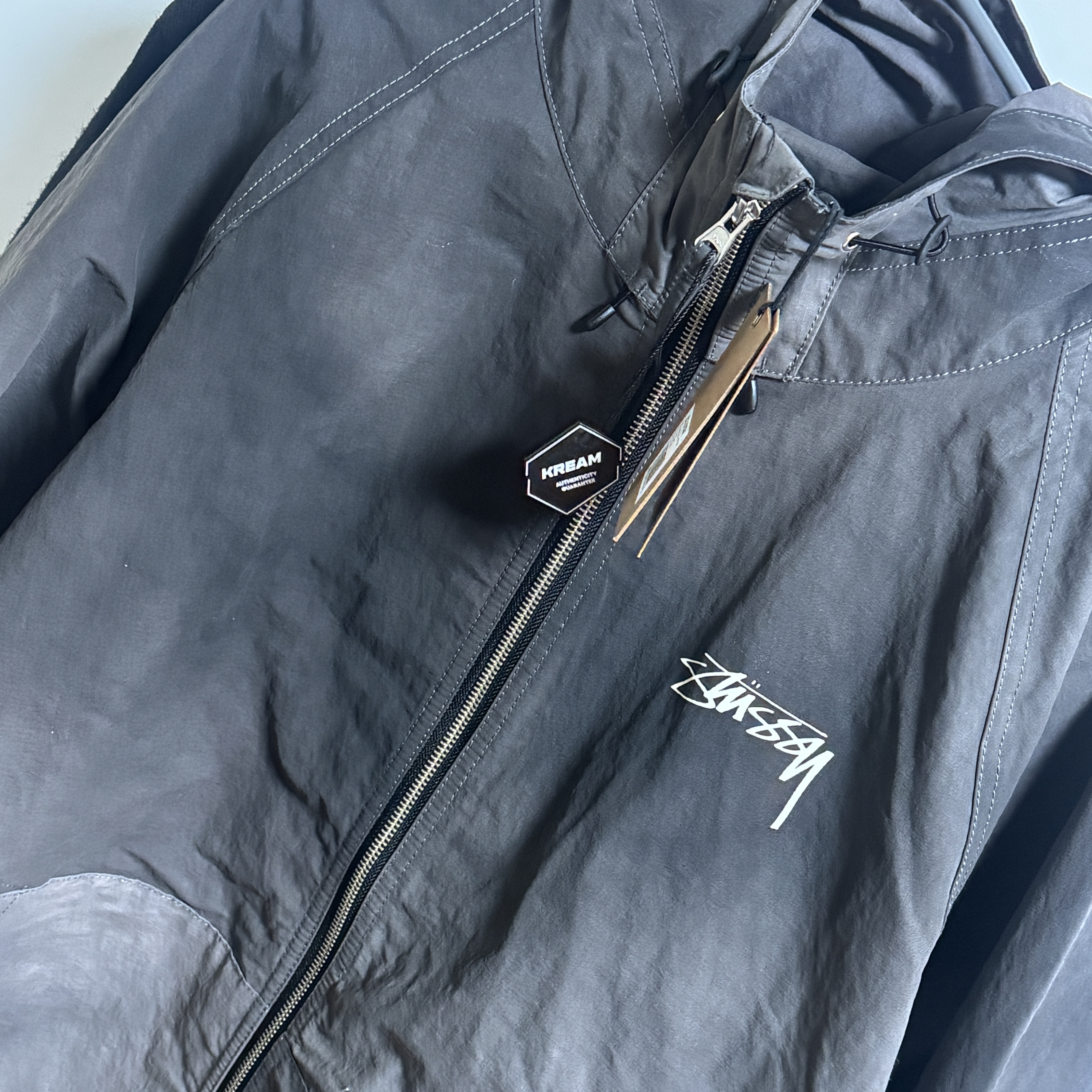 Stussy Wave Dye Beach Shell Jacket Black 착용 스타일 - 1