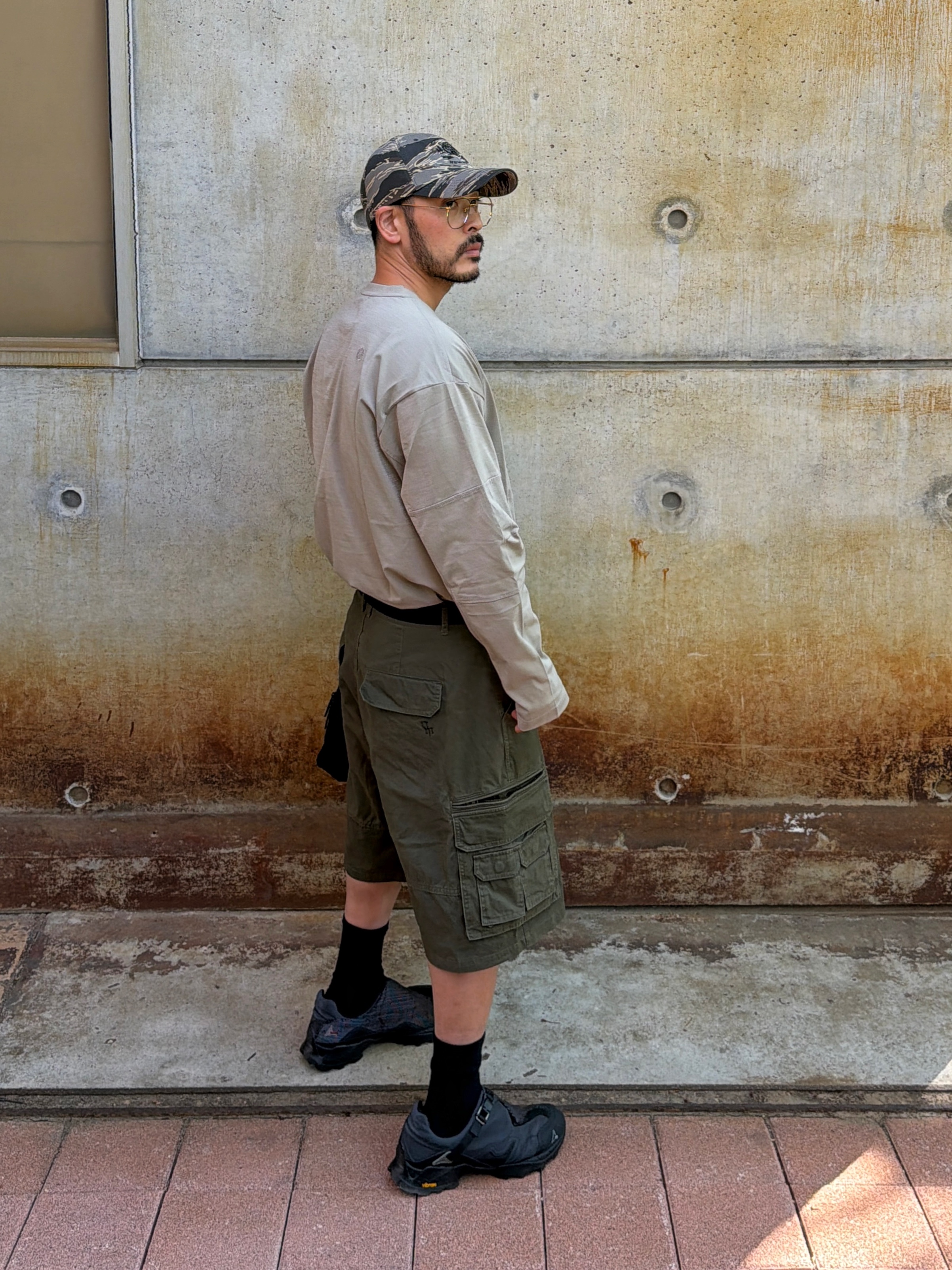 NOMANUAL Washed Cargo Shorts Olive, OFFGRID Shield Graphic Sorona Panel Long T-Shirt Beige 착용 스타일 - 4