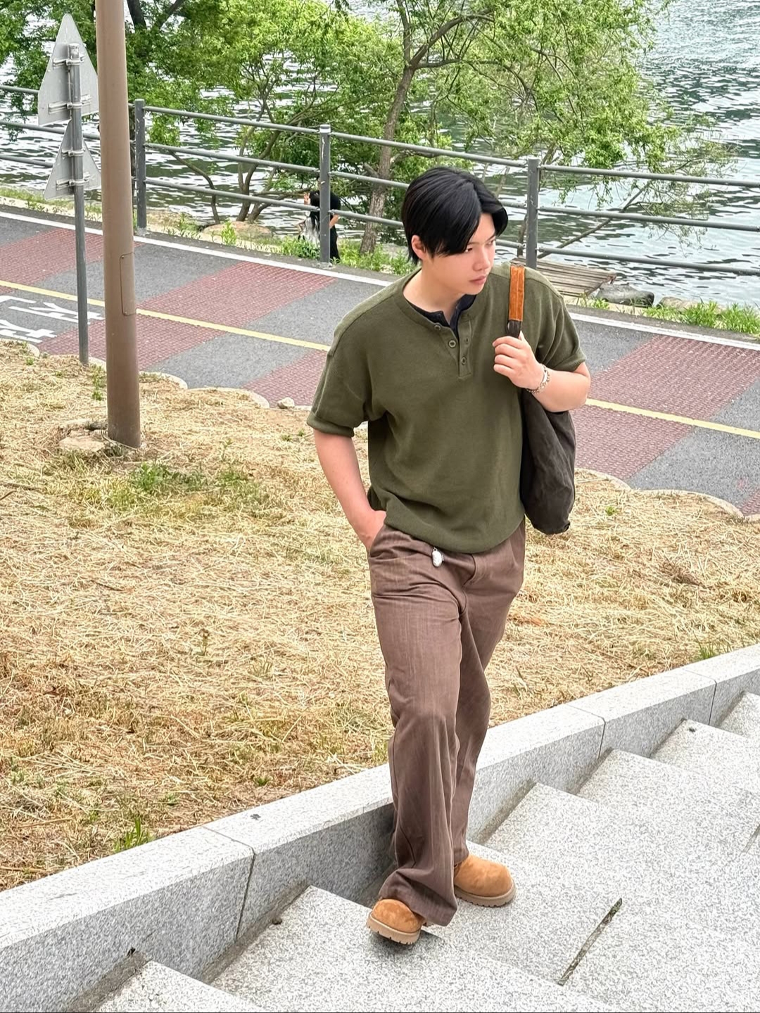 Knitted Coolever Henley Neck Half Sleeve Knit OLIVE 착용 스타일 - 2