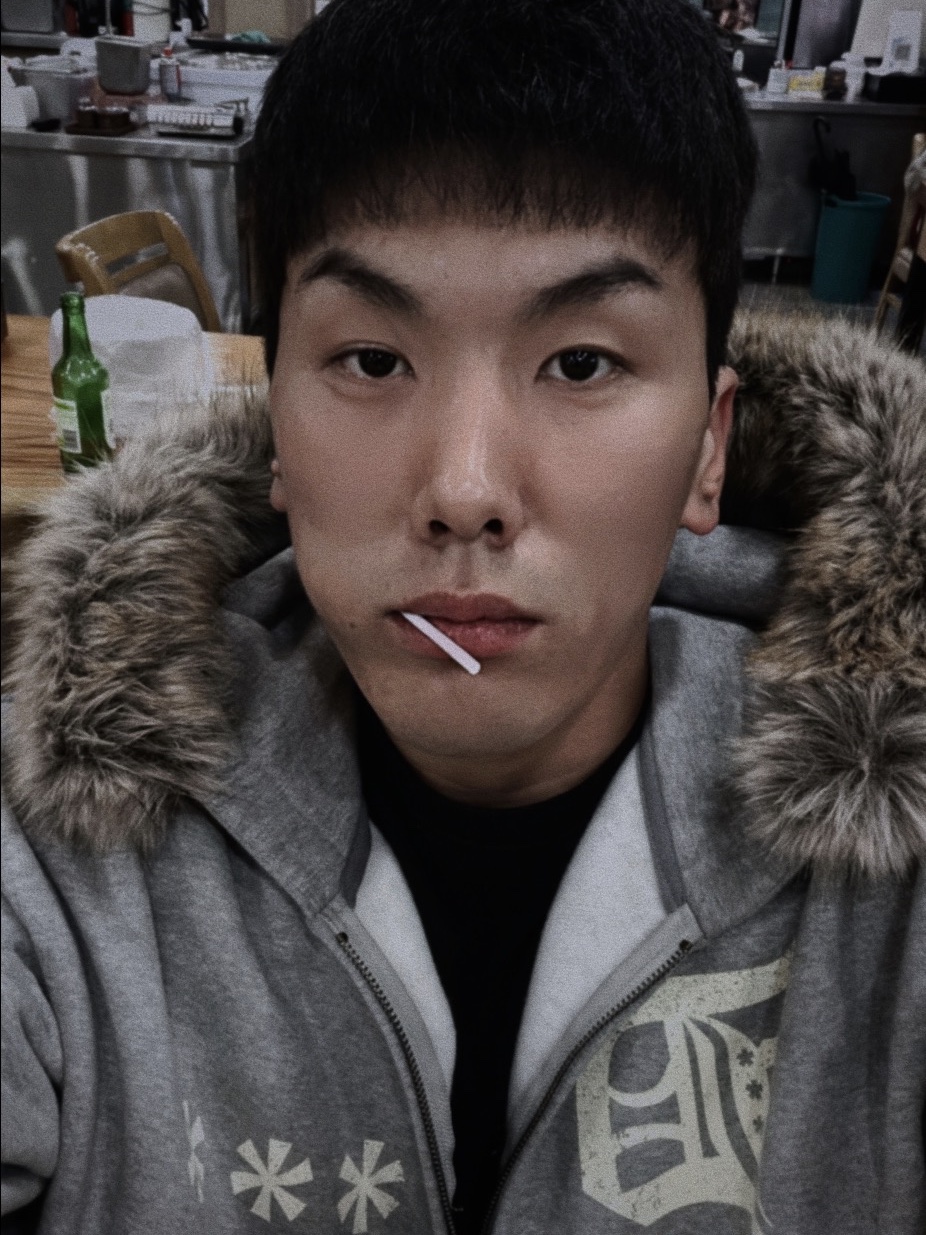 AMOU Fur Hoodie Zip Up Gray 착용 스타일
