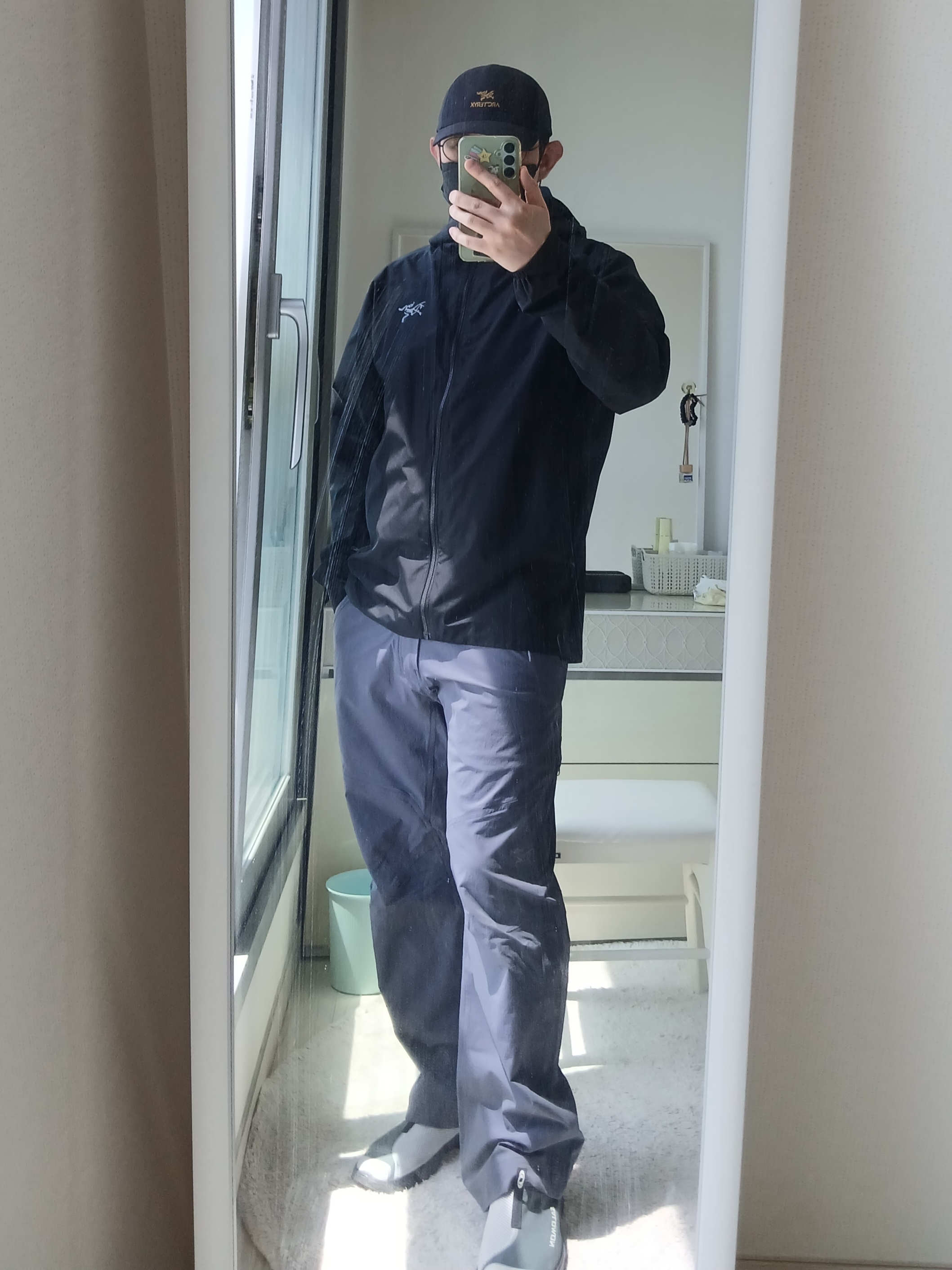 Arc'teryx Bird Word Cap 24K Black, Arc'teryx Beta SL Jacket Black 착용 스타일 - 1