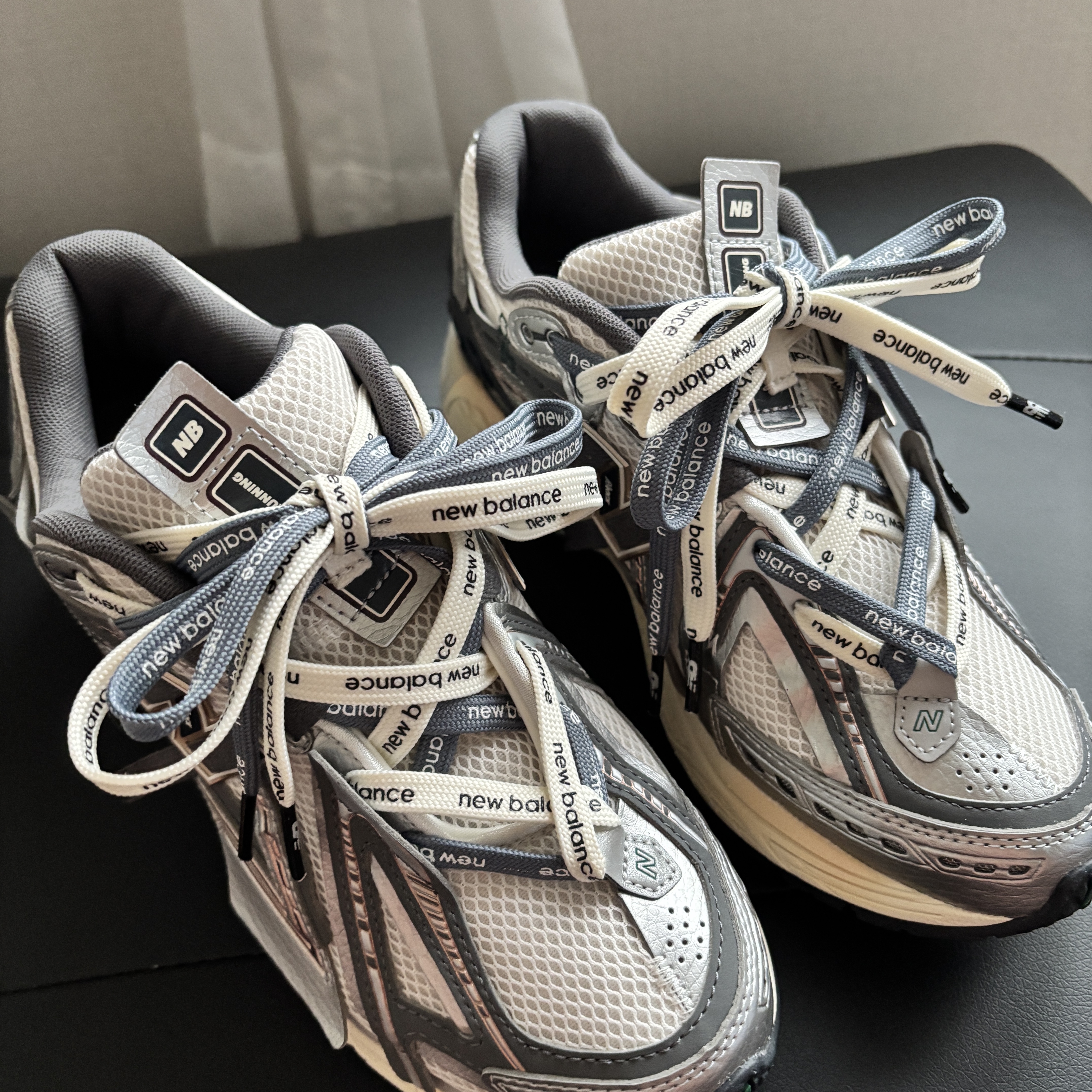 New Balance 1906A Silver Metallic Castlerock 착용 스타일