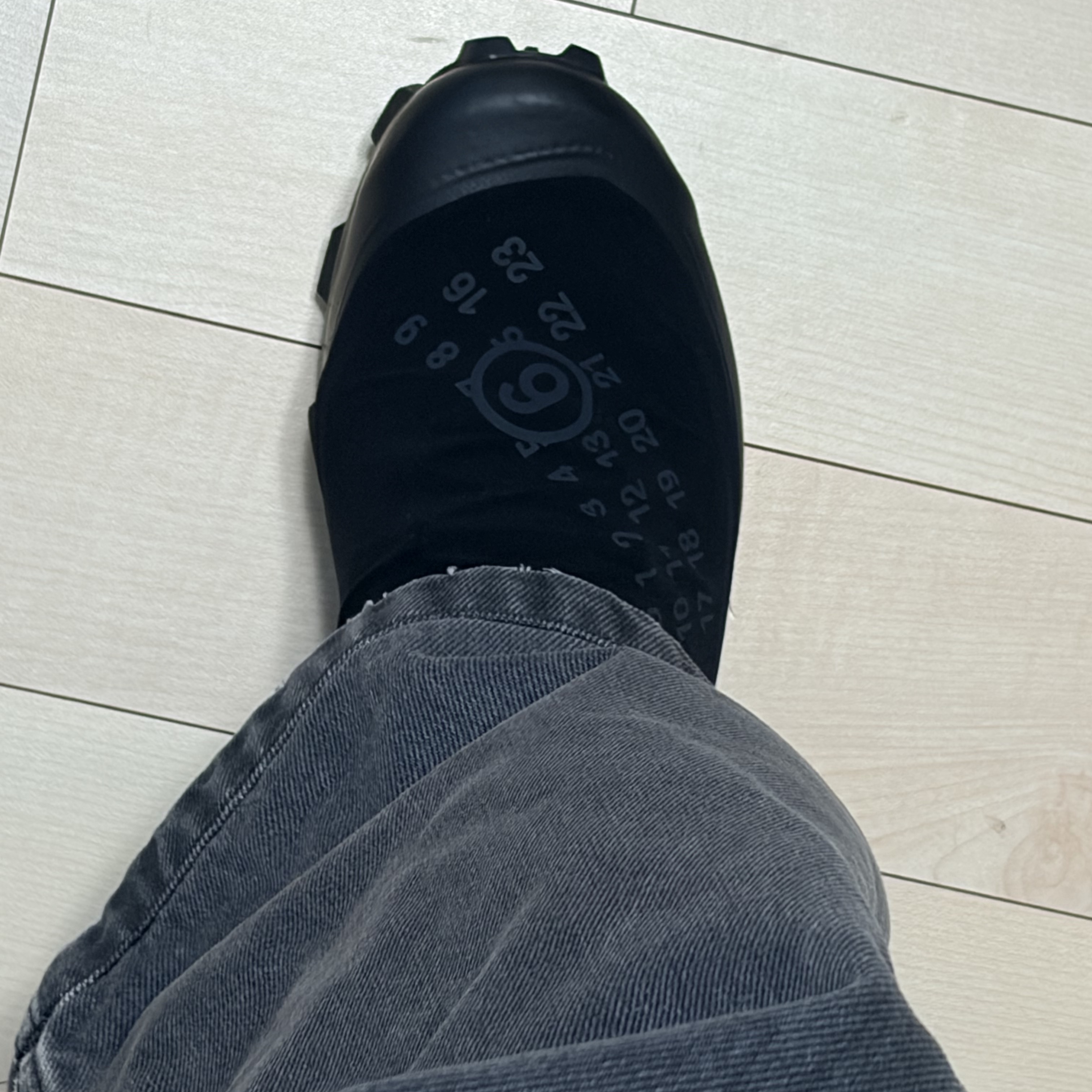 Salomon x MM6 Maison Margiela Cross Dust Black Asphalt 착용 스타일 - 2