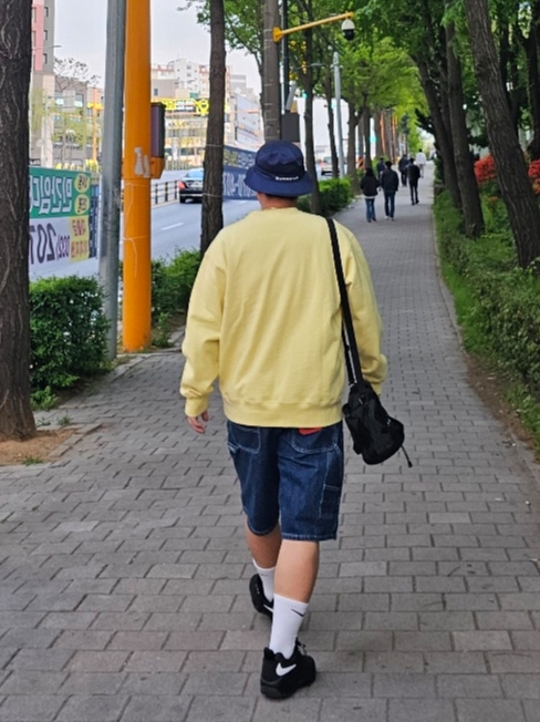 Supreme x Nike Dazzle Crusher Navy - 24SS, Supreme Box Logo Crewneck Pale Yellow - 22FW 착용 스타일