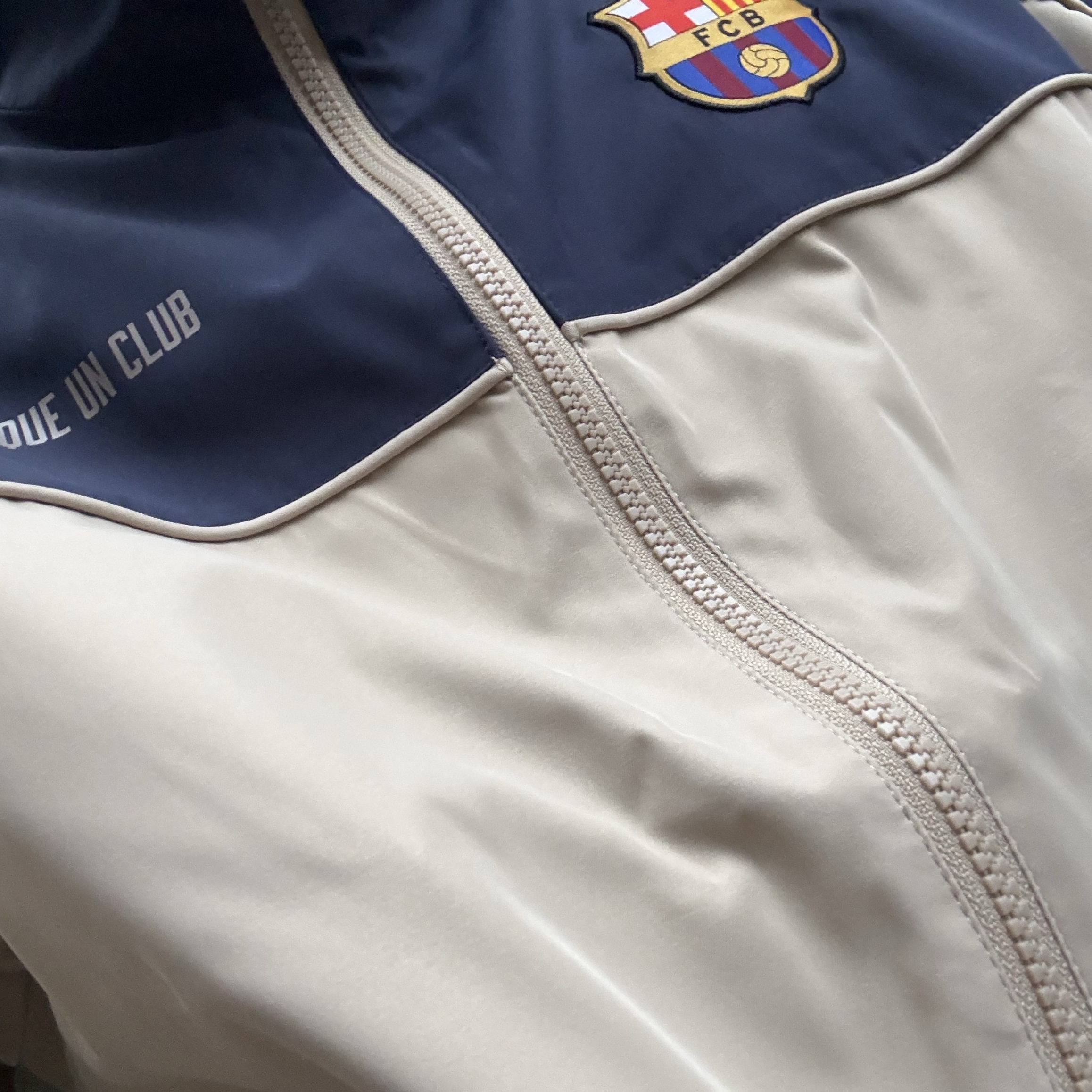 FC BARCELONA Retro Club Windbreaker 착용 스타일