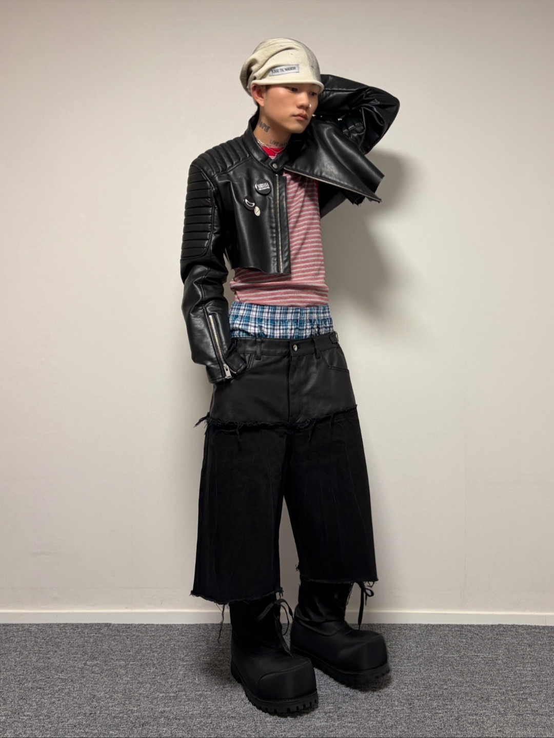 ROARINGRAD Layered Carbon Bermuda Denim Pants Black, ROARINGRAD Dirty Knit Beanie Ivory 착용 스타일