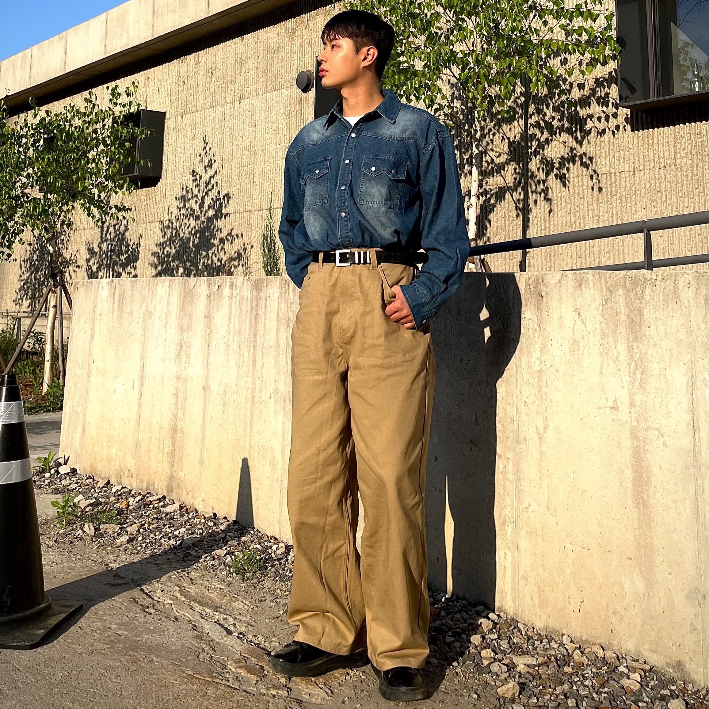 Millo Archive Poid Chino Pants Beige, HEYSTE W Pocket Western Shirt Dark indigo 착용 스타일 - 3