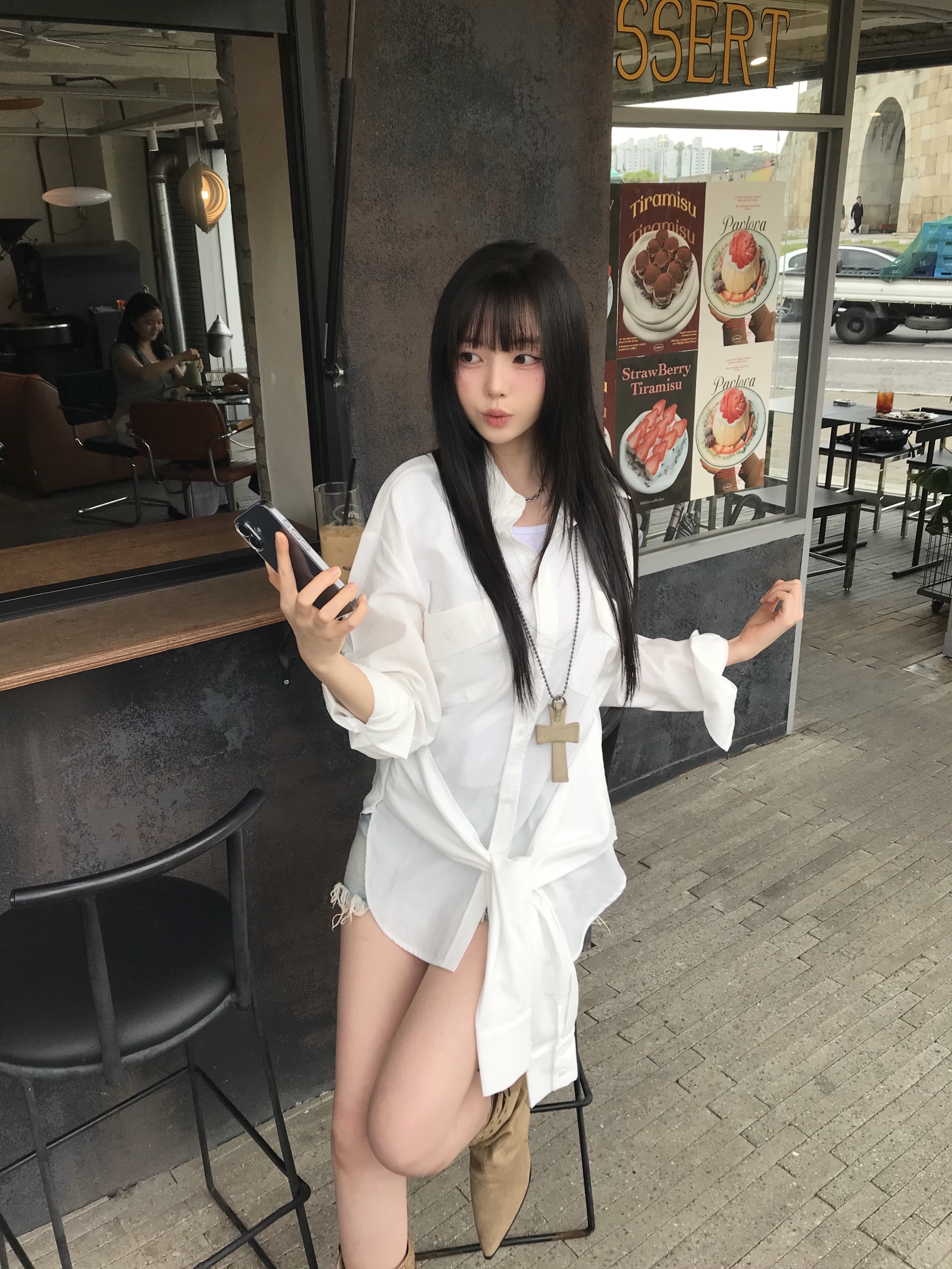 Sculptor Cross Hair On Strap Wallet White 착용 스타일 - 2