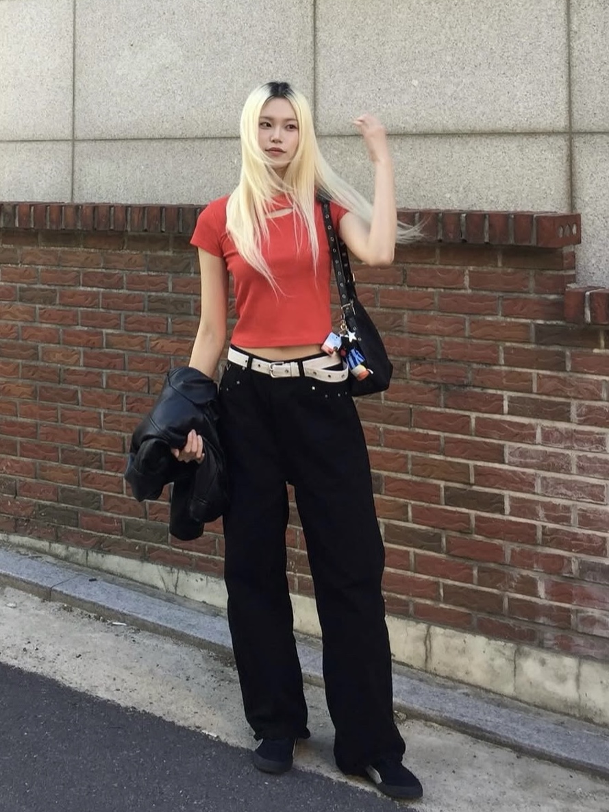 PHOS333 W Slim Fit Slit T-Shirt Red 착용 스타일 - 3