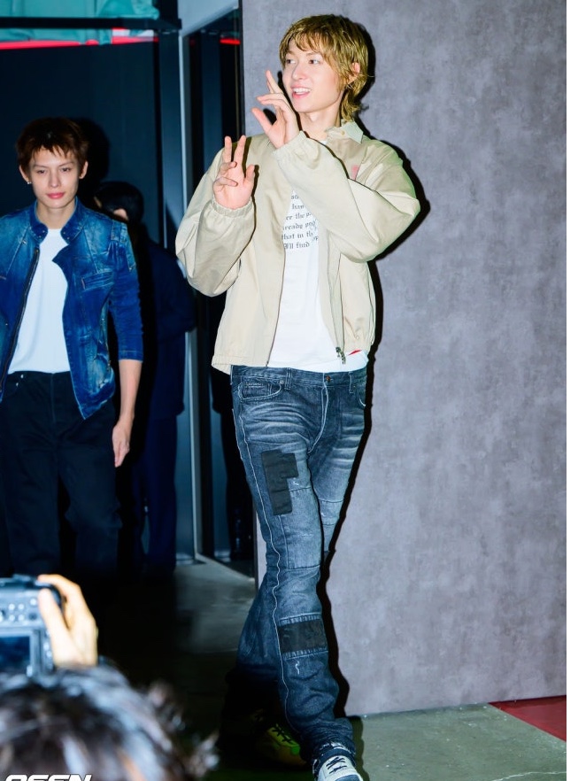 Undermycar Notre Dame Patched Grunge Slim Jeans Washed Black 착용 스타일 - 2