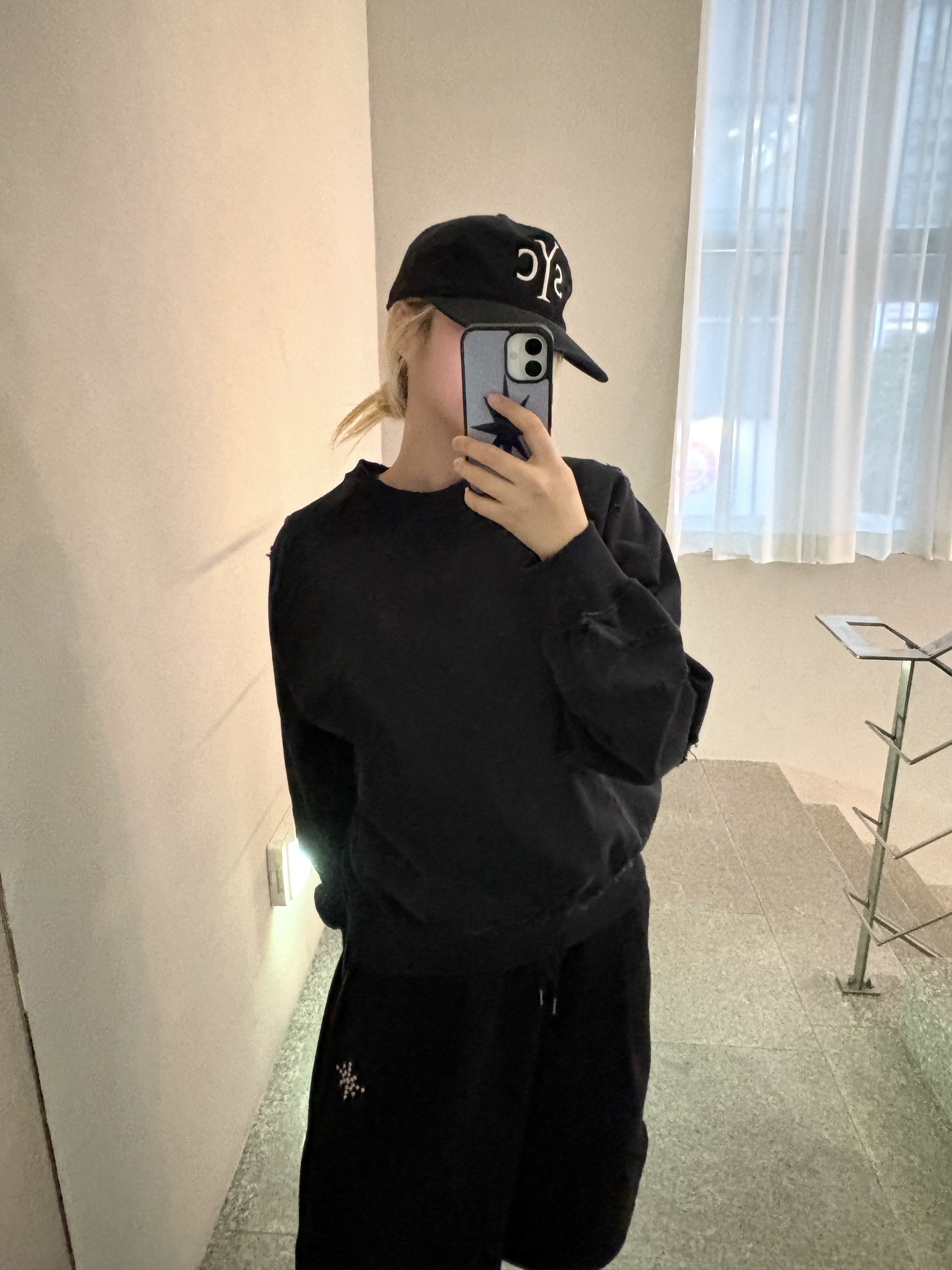 Sunday Ceremony Syc Logo 5 Panel Cotton Cap - Black, Sunday Ceremony Distressed Washed Sweatshirt - Black 착용 스타일 - 1
